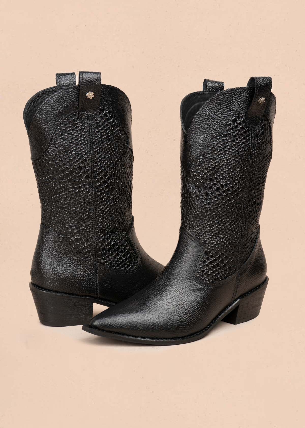 Bota texana en cuero color negro con texturizado croco 105905