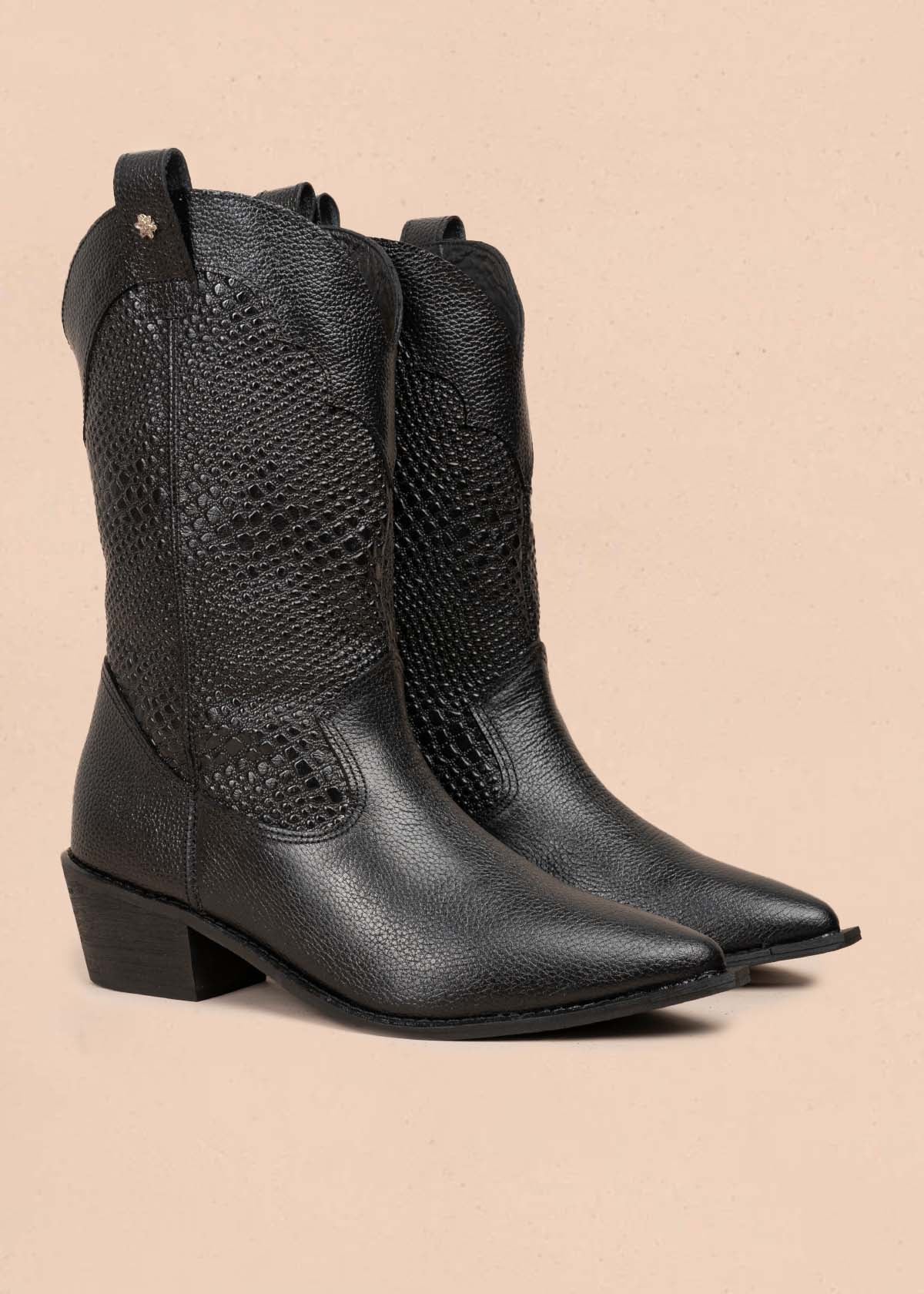 Bota texana en cuero color negro con texturizado croco 105905