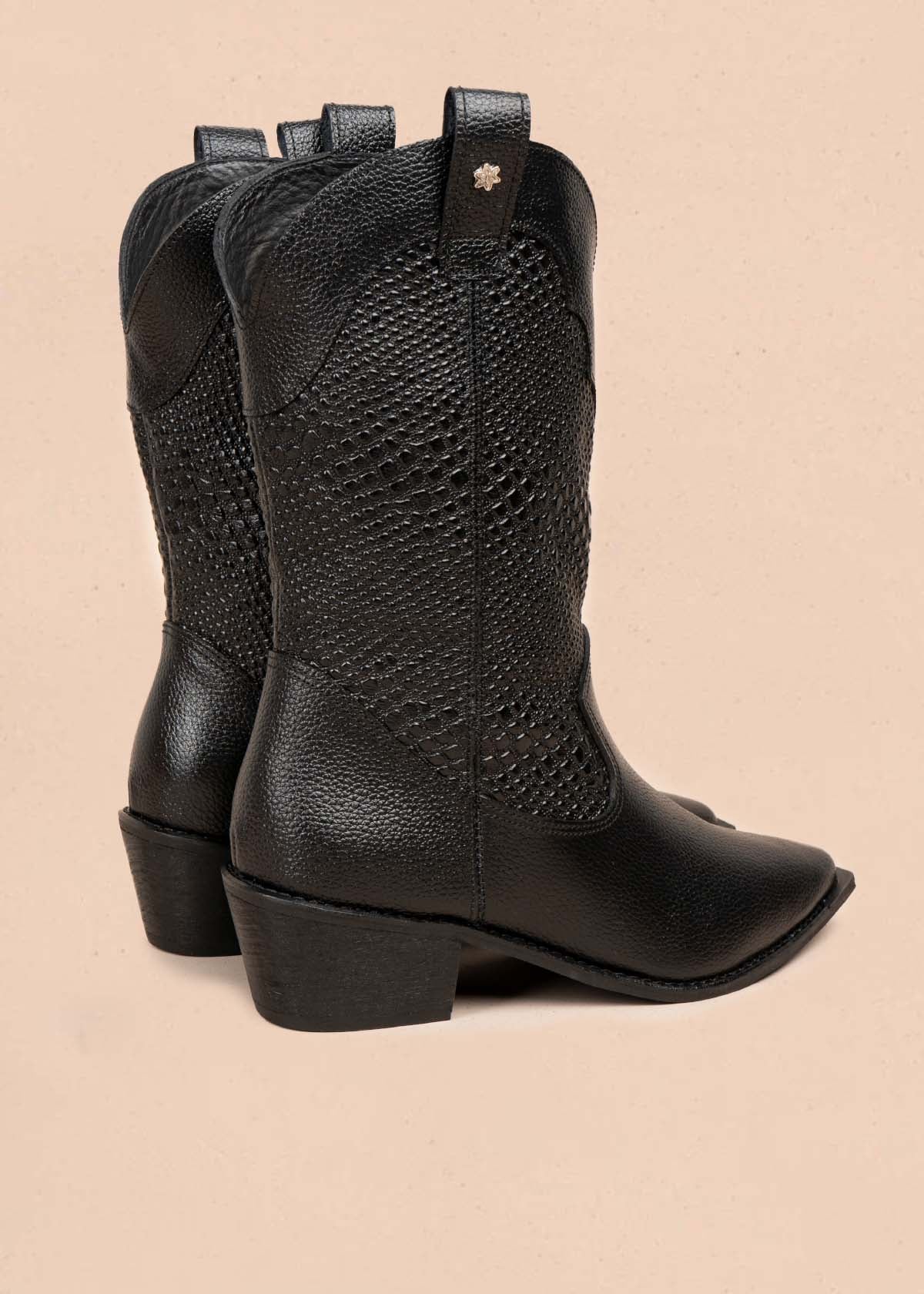 Bota texana en cuero color negro con texturizado croco 105905