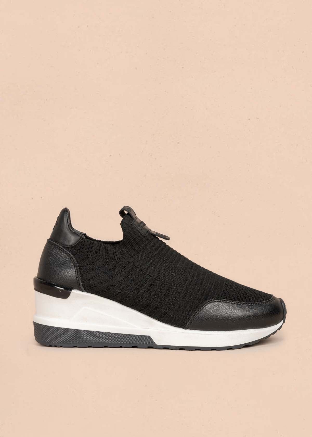 Deportivo en cuero color negro con plataforma 105907