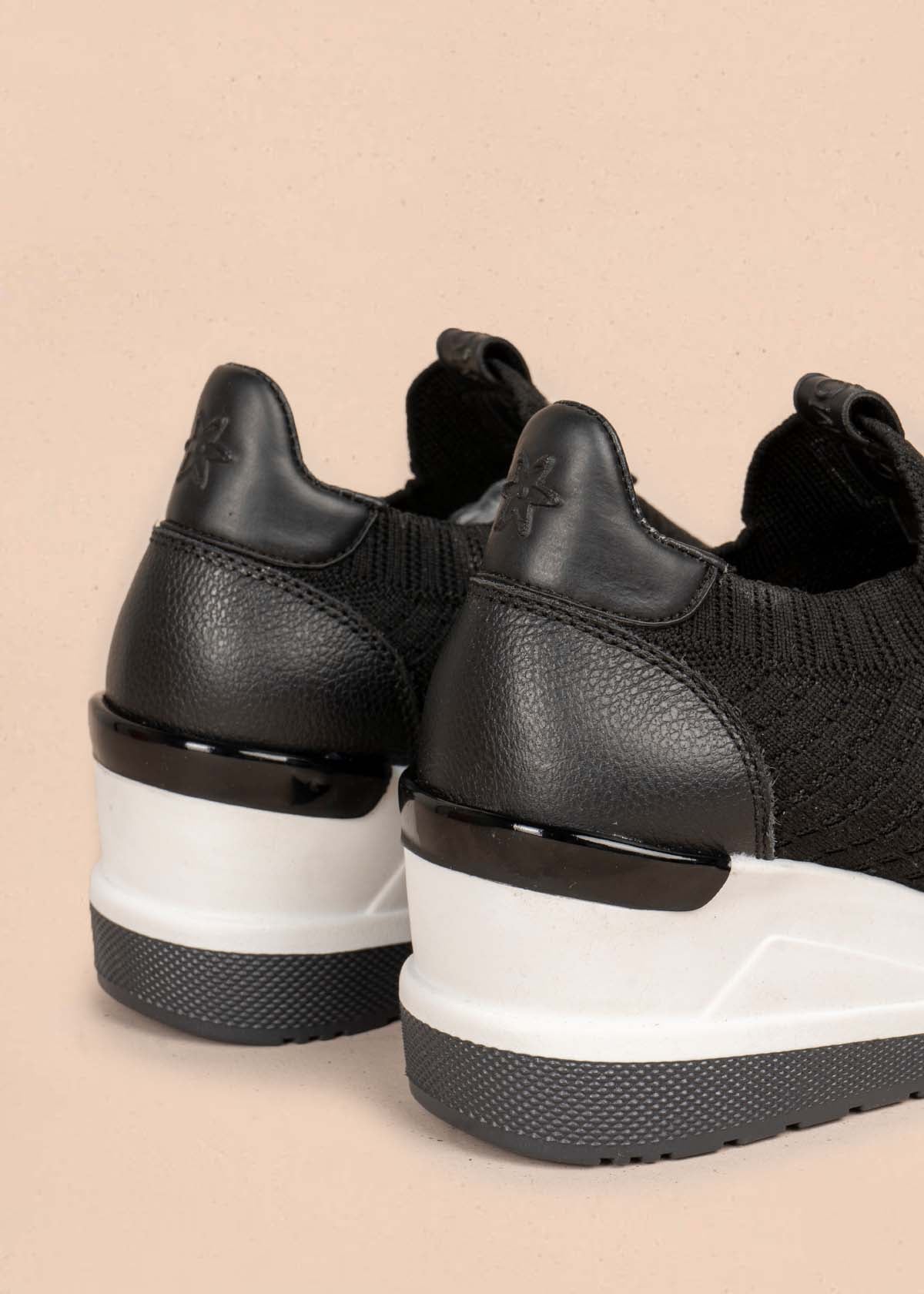 Deportivo en cuero color negro con plataforma 105907