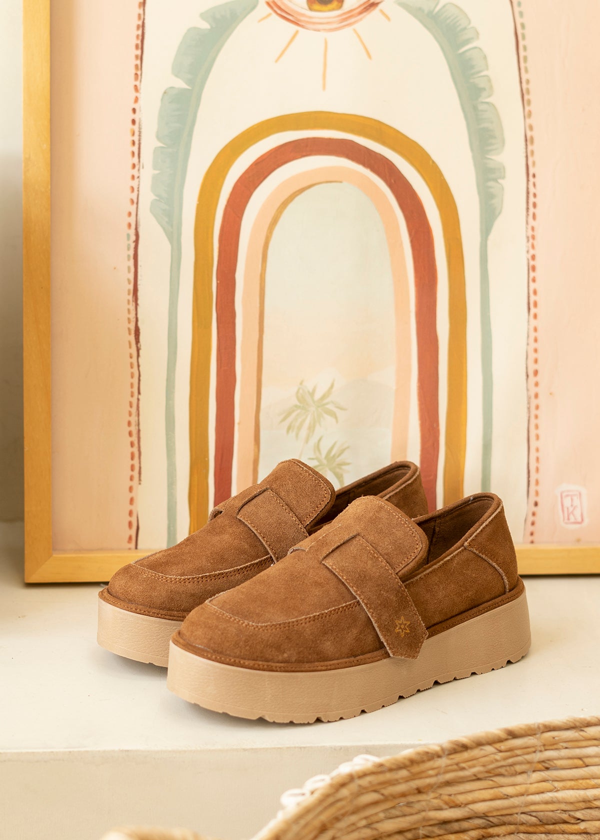 Mocasín en cuero color miel con correa cruzada 105908