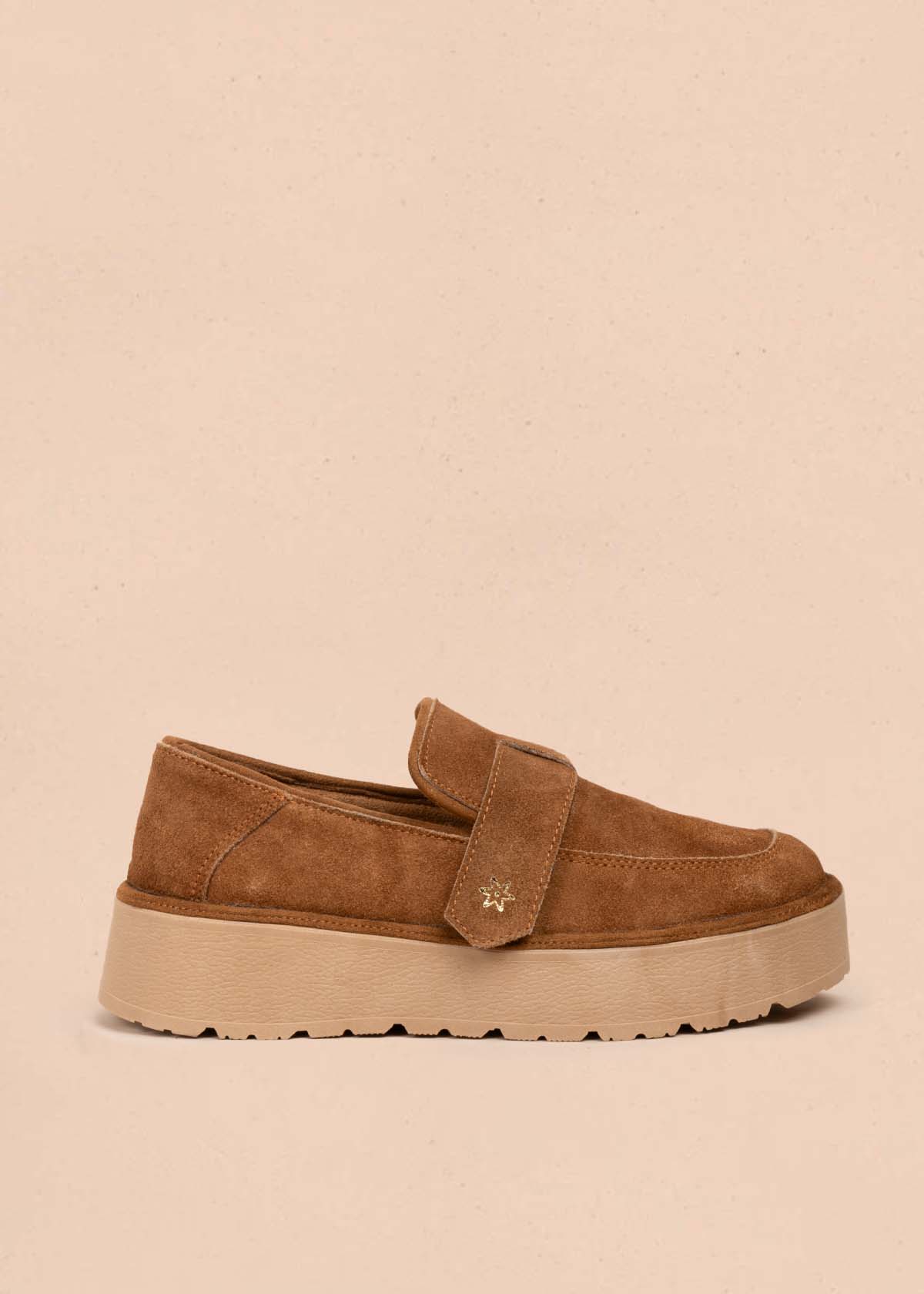 Mocasín en cuero color miel con correa cruzada 105908