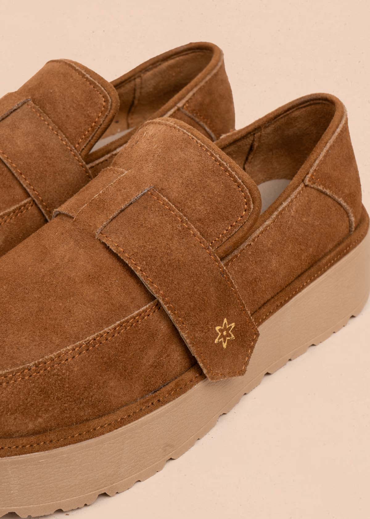 Mocasín en cuero color miel con correa cruzada 105908