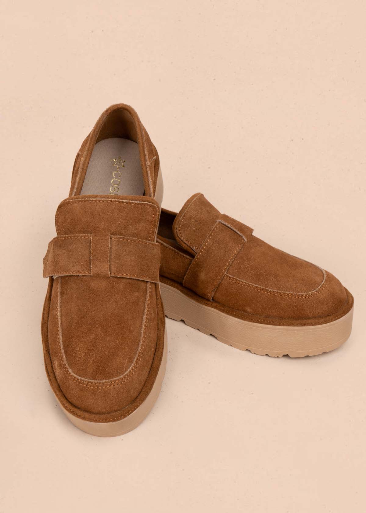 Mocasín en cuero color miel con correa cruzada 105908
