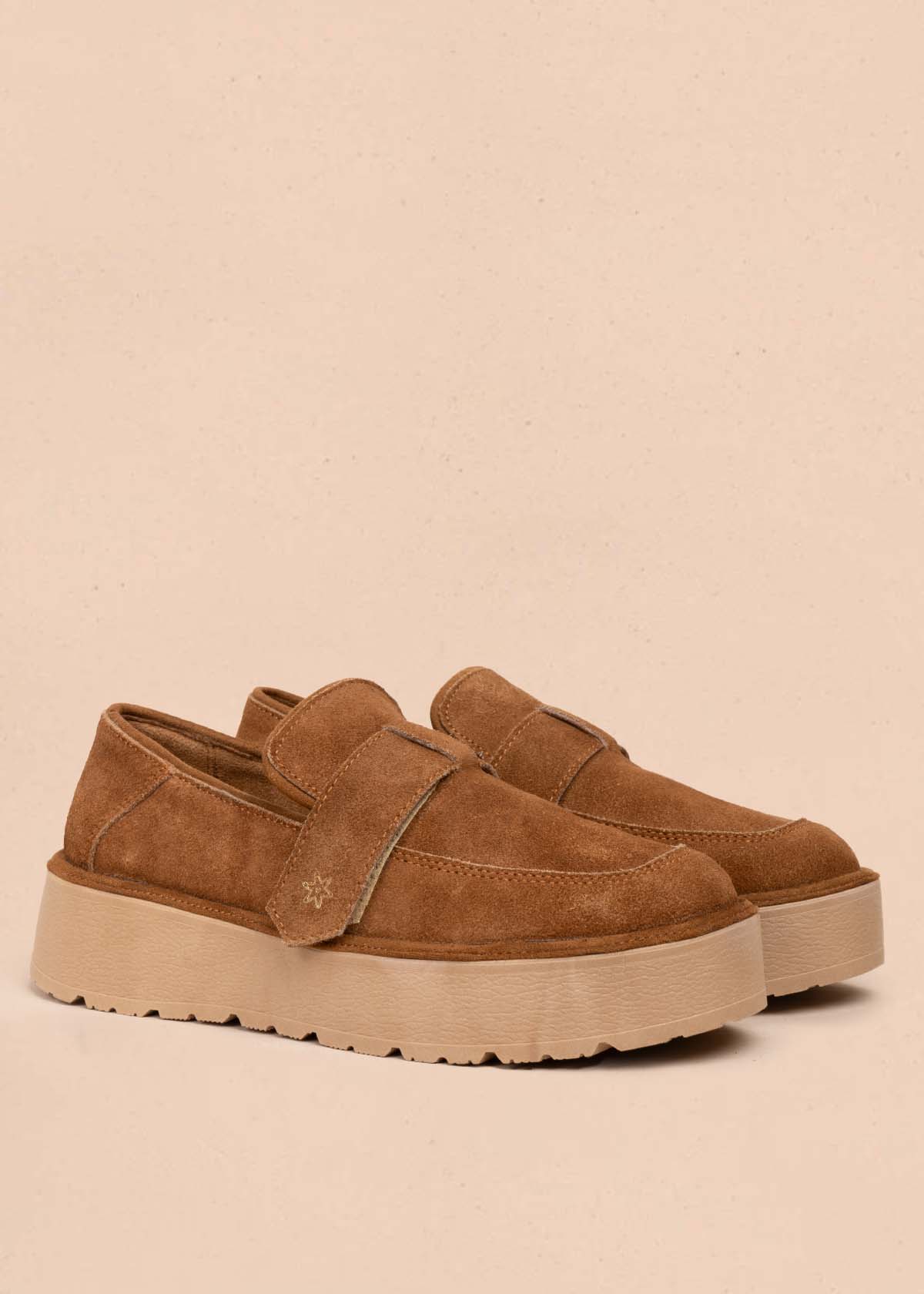 Mocasín en cuero color miel con correa cruzada 105908