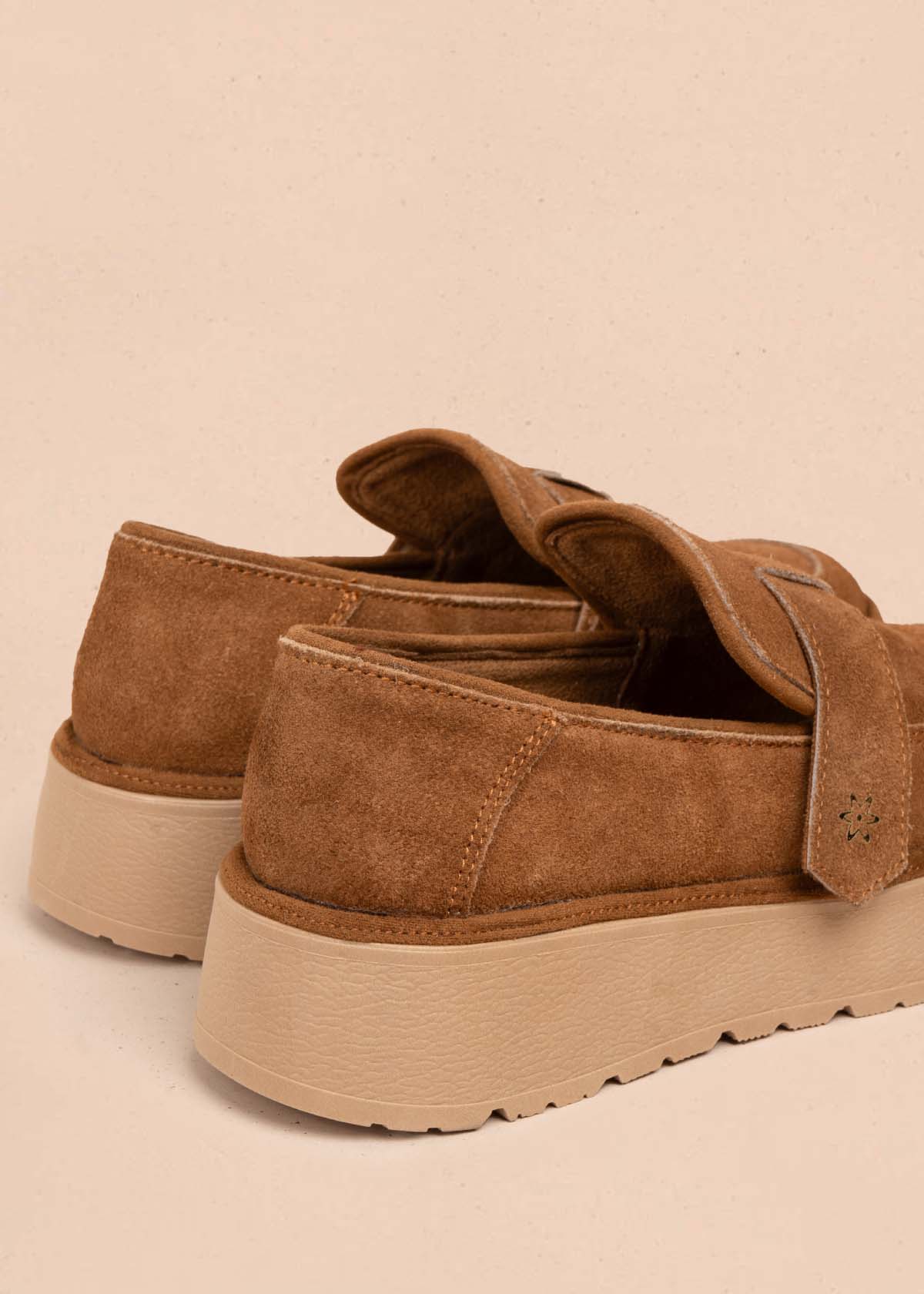 Mocasín en cuero color miel con correa cruzada 105908