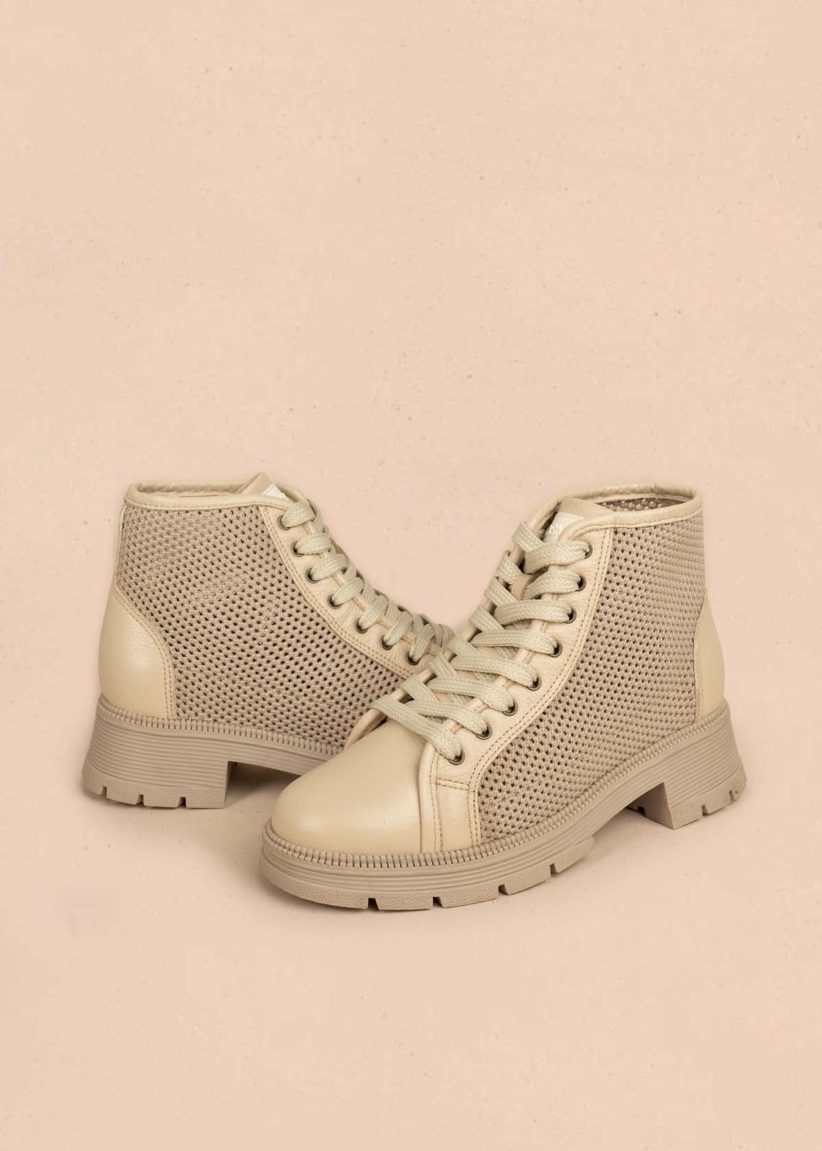 Botín en cuero color beige y diseño en malla en los laterales 105912