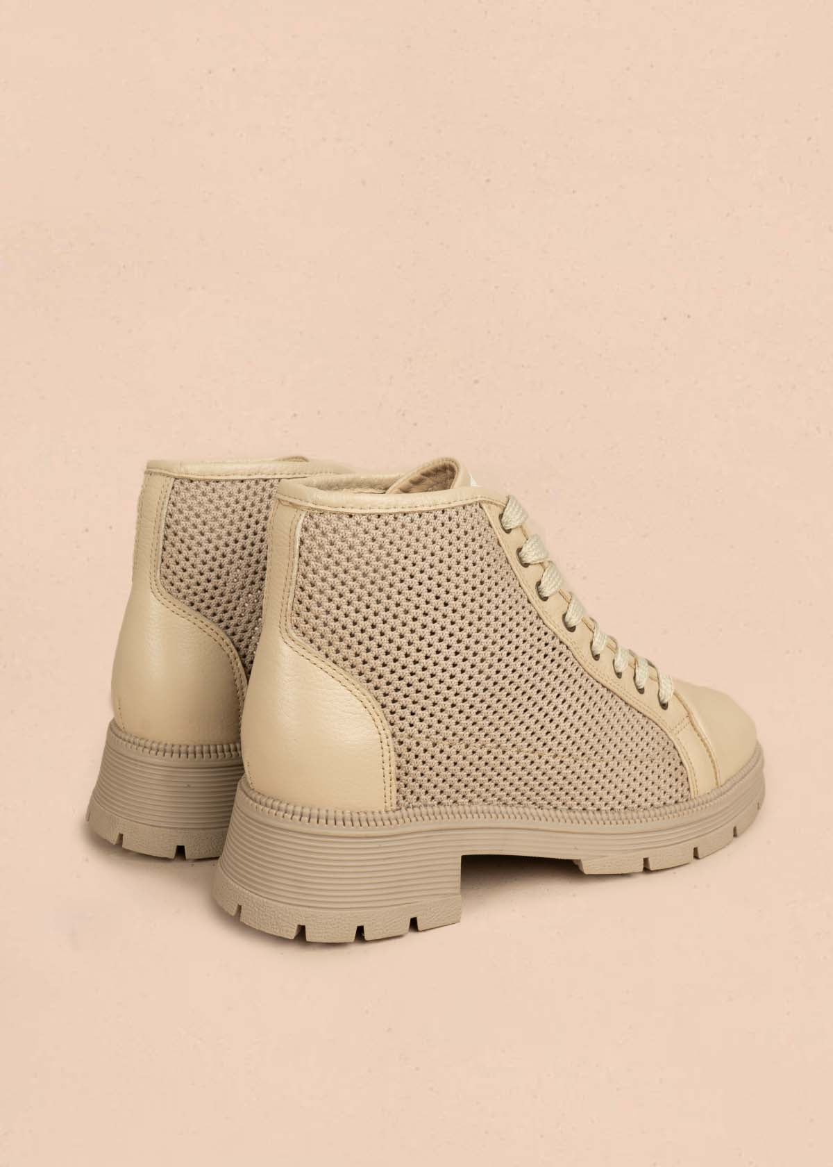 Botín en cuero color beige y diseño en malla en los laterales 105912