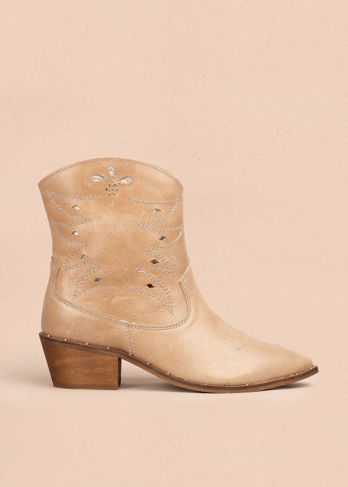 Botin texano en cuero color beige con bordado en los laterales 105913