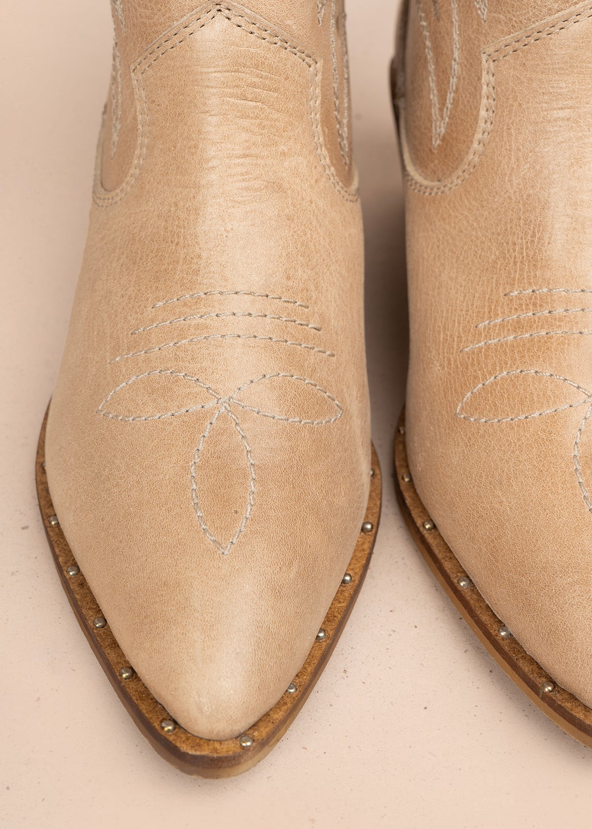 Botin texano en cuero color beige con bordado en los laterales 105913