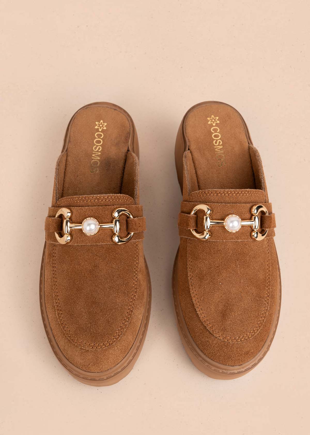 Zueco en cuero color miel con aplique dorado con perla 105914