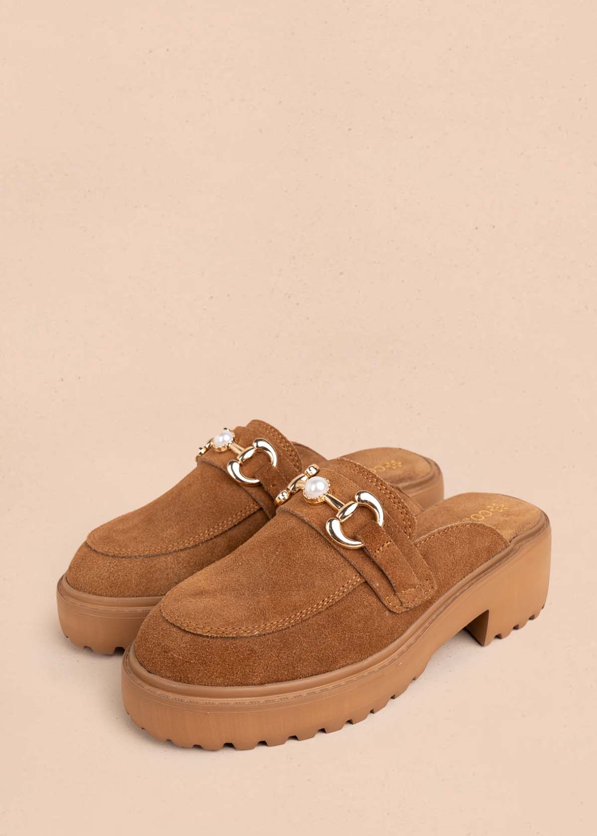 Zueco en cuero color miel con aplique dorado con perla 105914