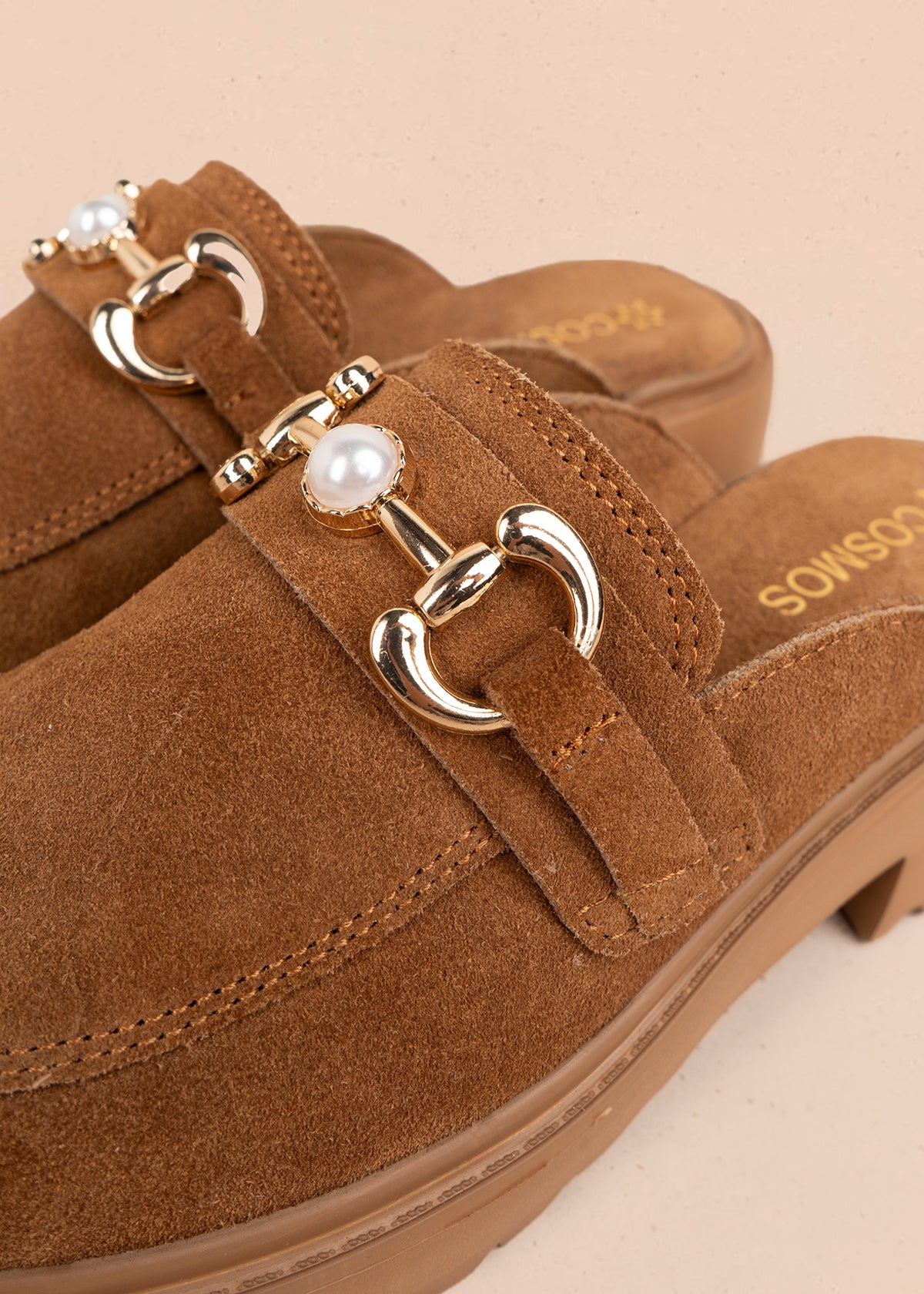 Zueco en cuero color miel con aplique dorado con perla 105914