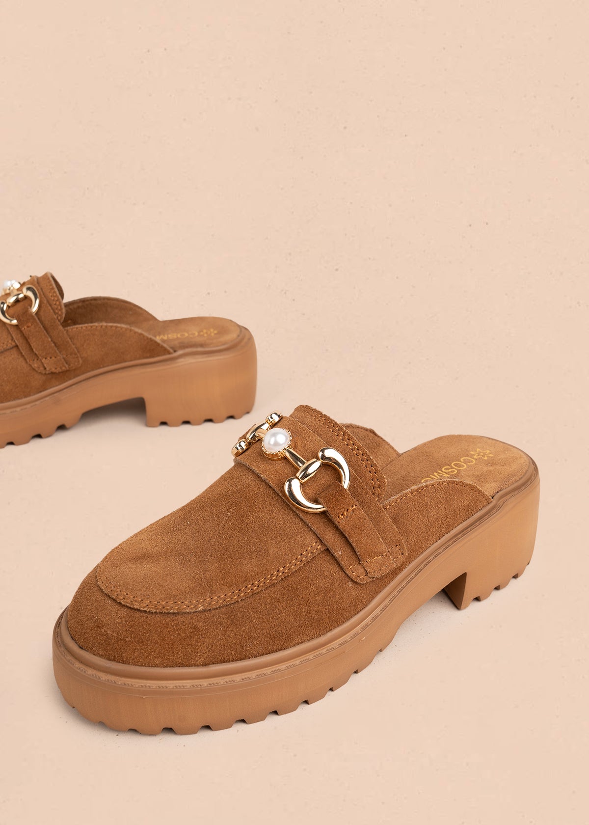 Zueco en cuero color miel con aplique dorado con perla 105914