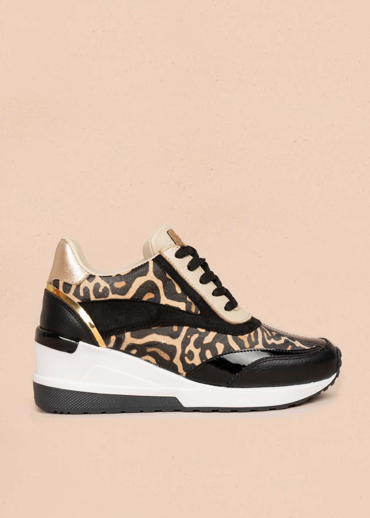 Deportivos en cuero color negro con folia animal print 105916