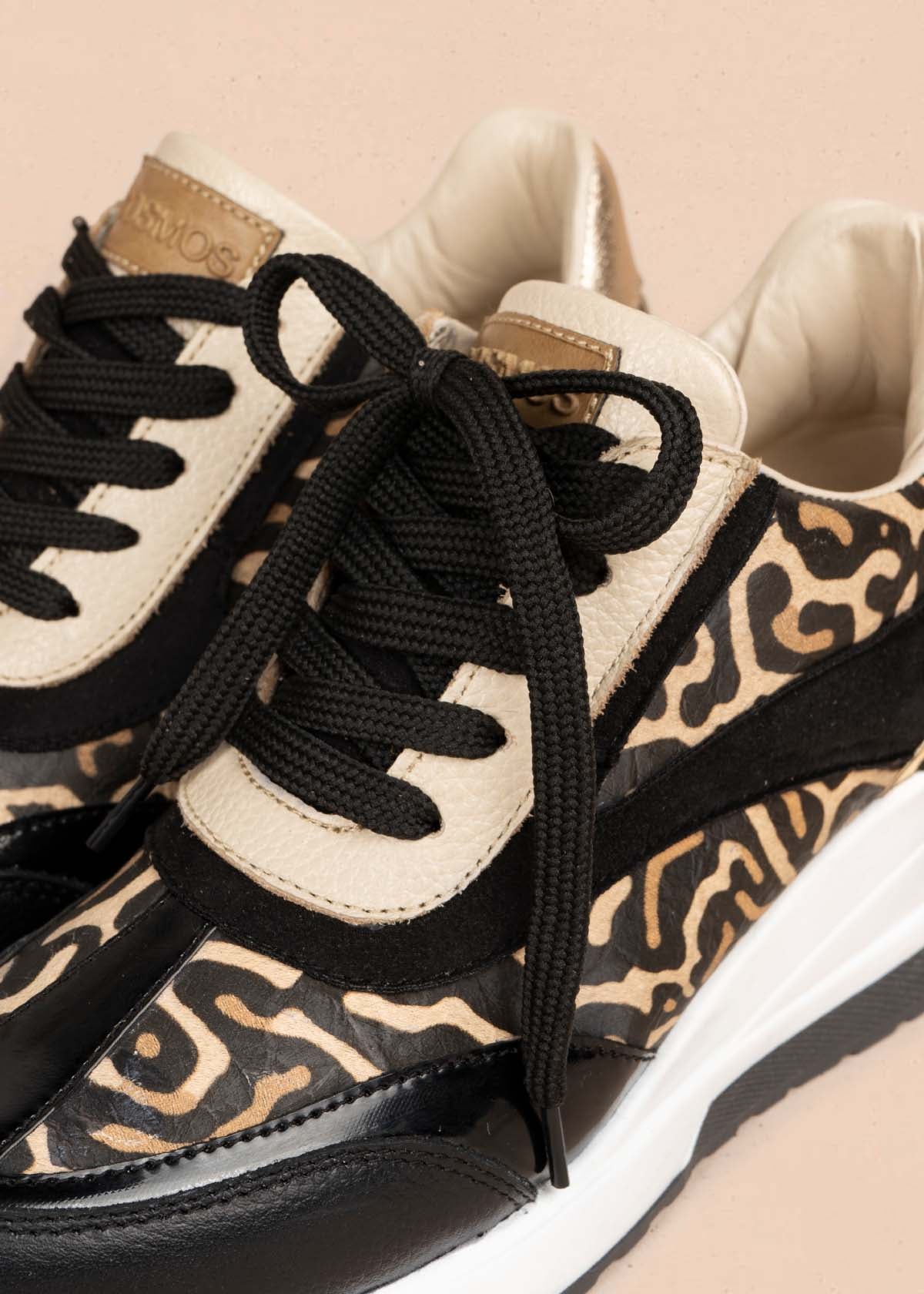 Deportivos en cuero color negro con folia animal print 105916