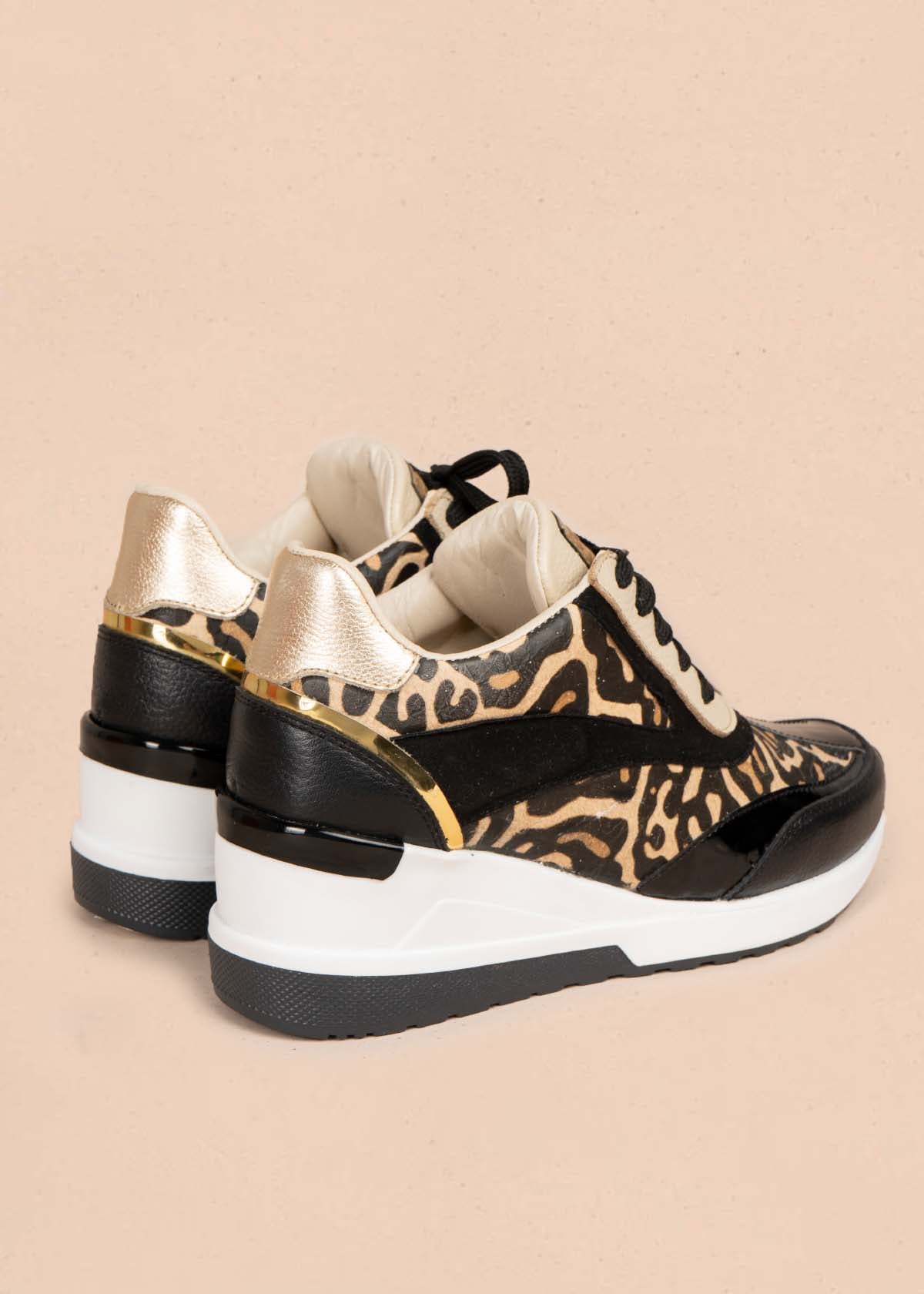 Deportivos en cuero color negro con folia animal print 105916