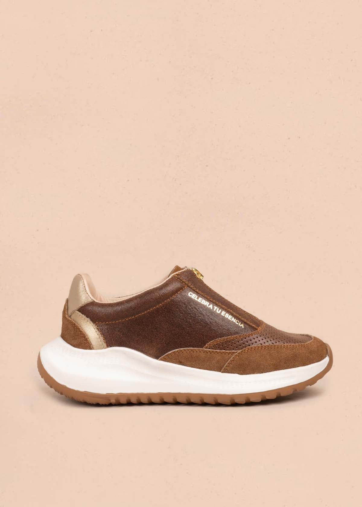 Tenis casuales en cuero color miel con cierre frontal 105917