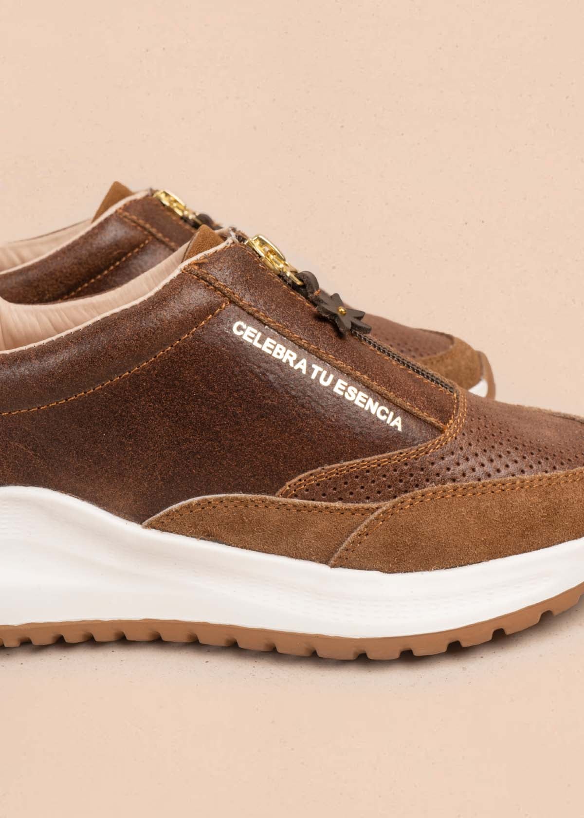 Tenis casuales en cuero color miel con cierre frontal 105917