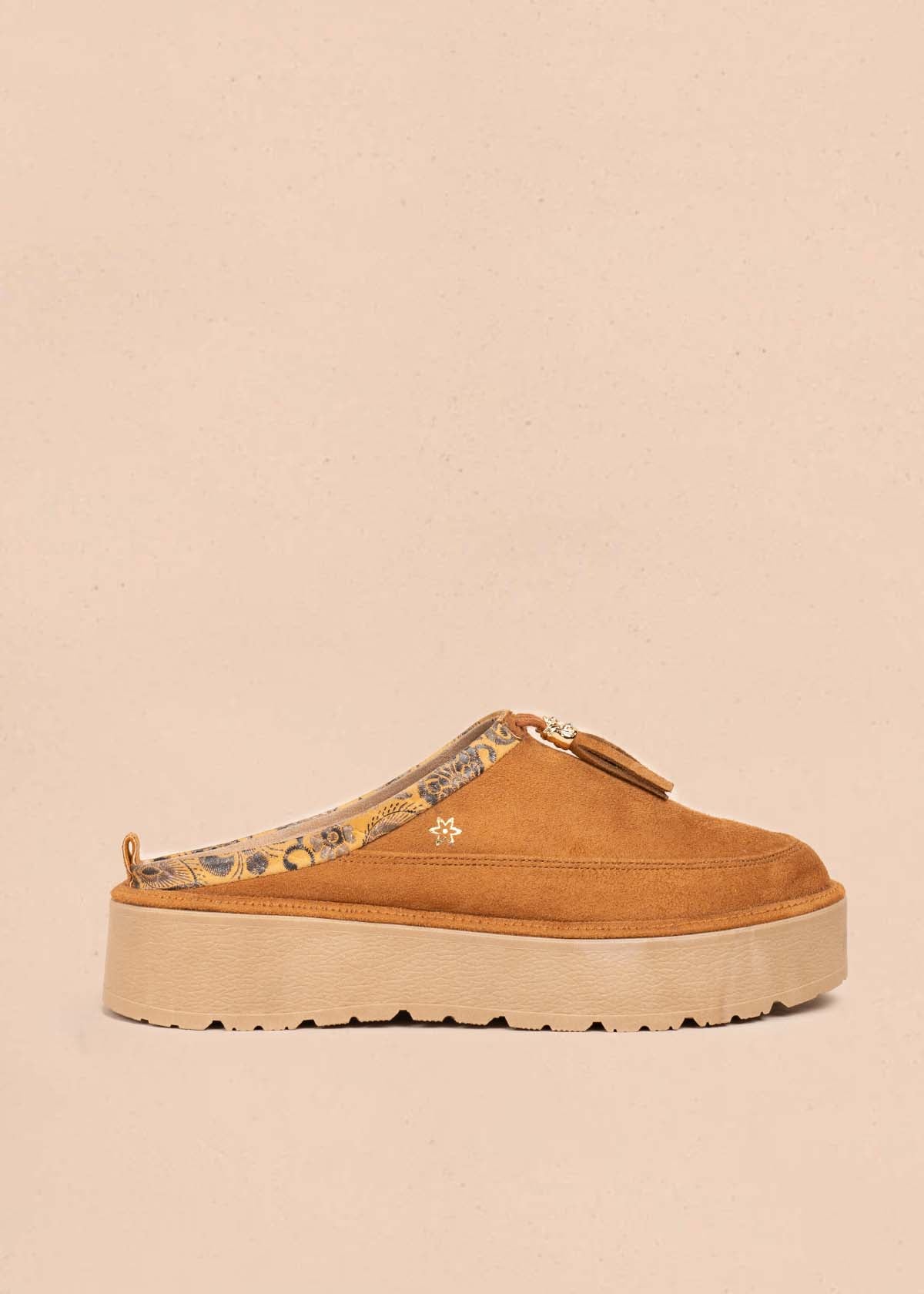 Zuecos en cuero color miel con borla 105918