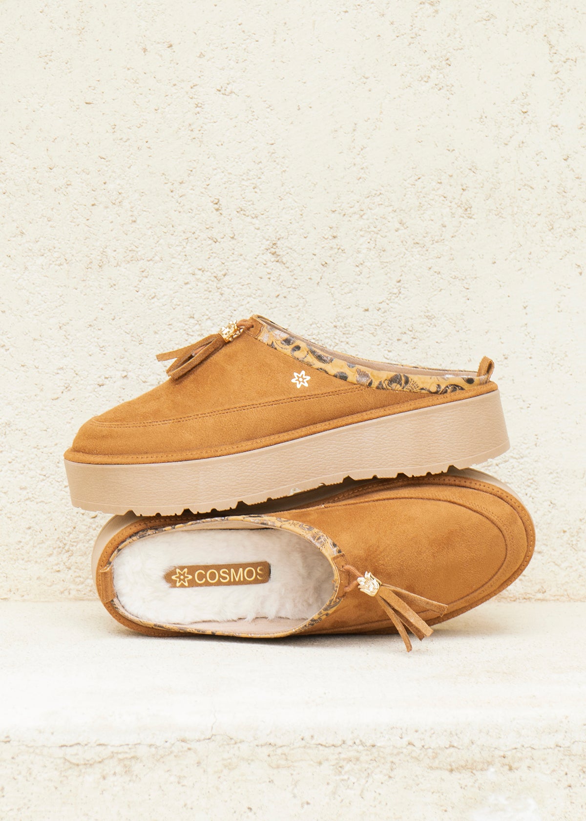 Zuecos en cuero color miel con borla 105918