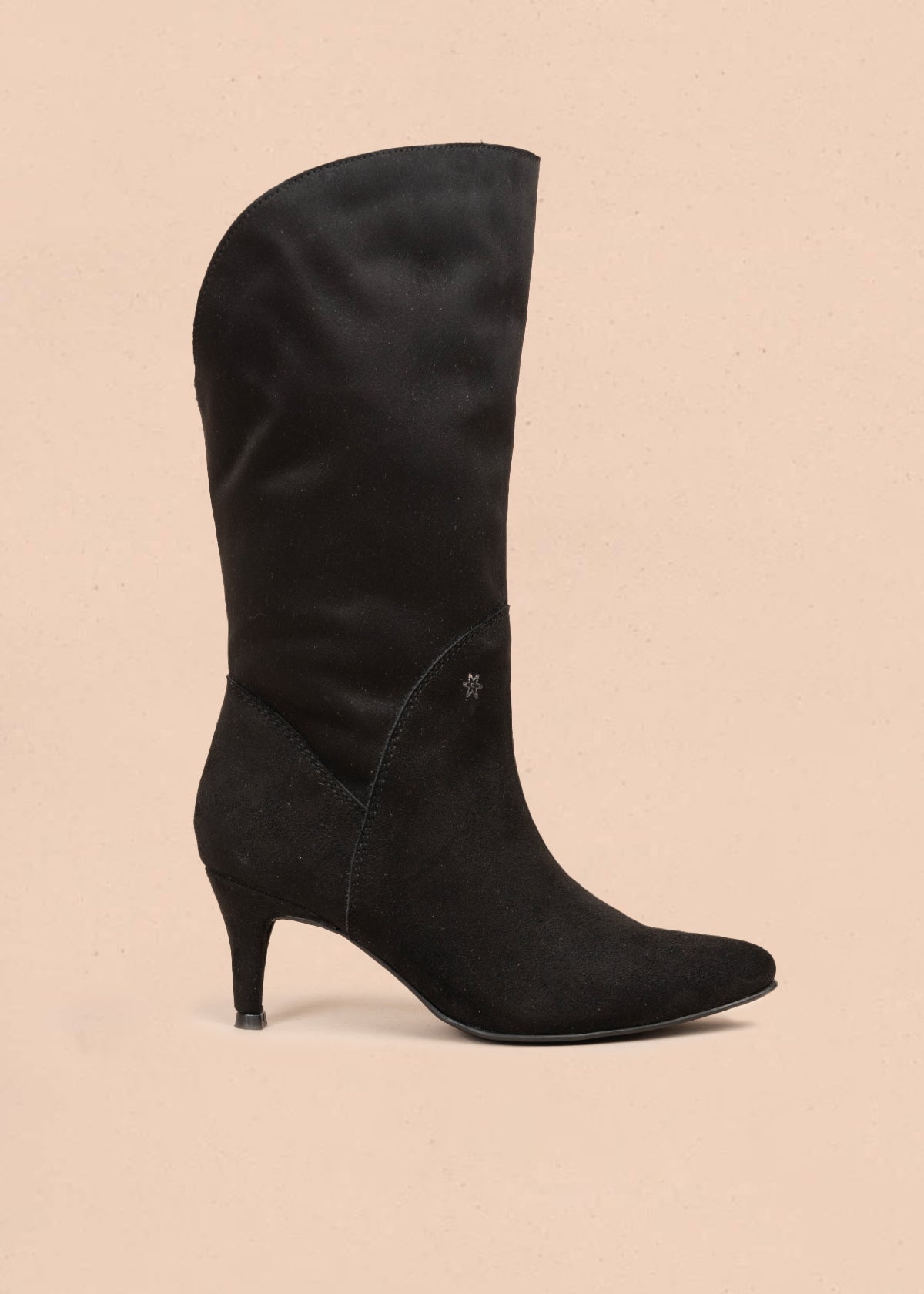 Bota color negro con tacón puntilla 105919