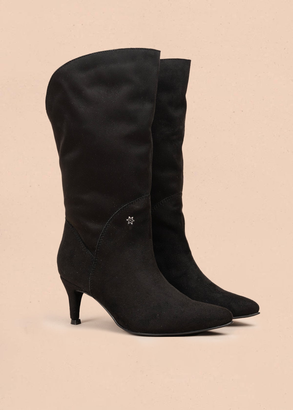 Bota color negro con tacón puntilla 105919