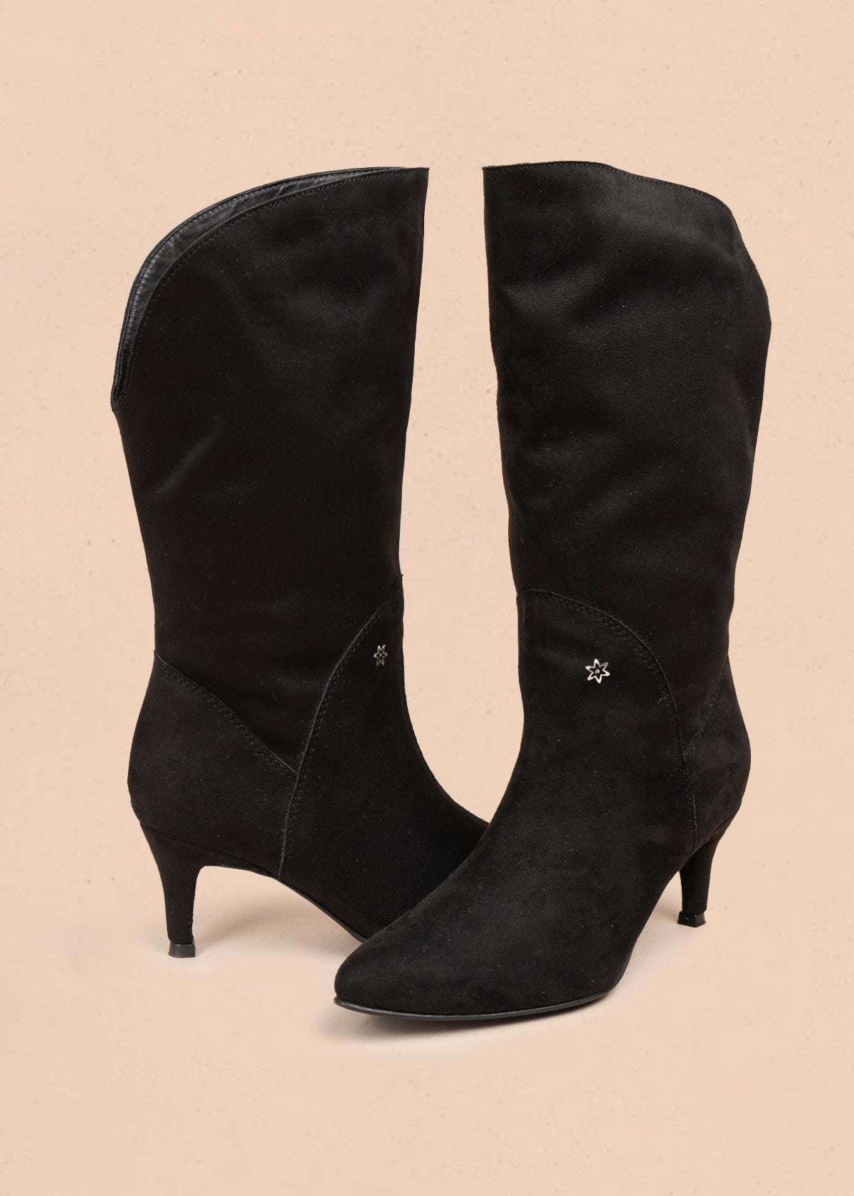 Bota color negro con tacón puntilla 105919