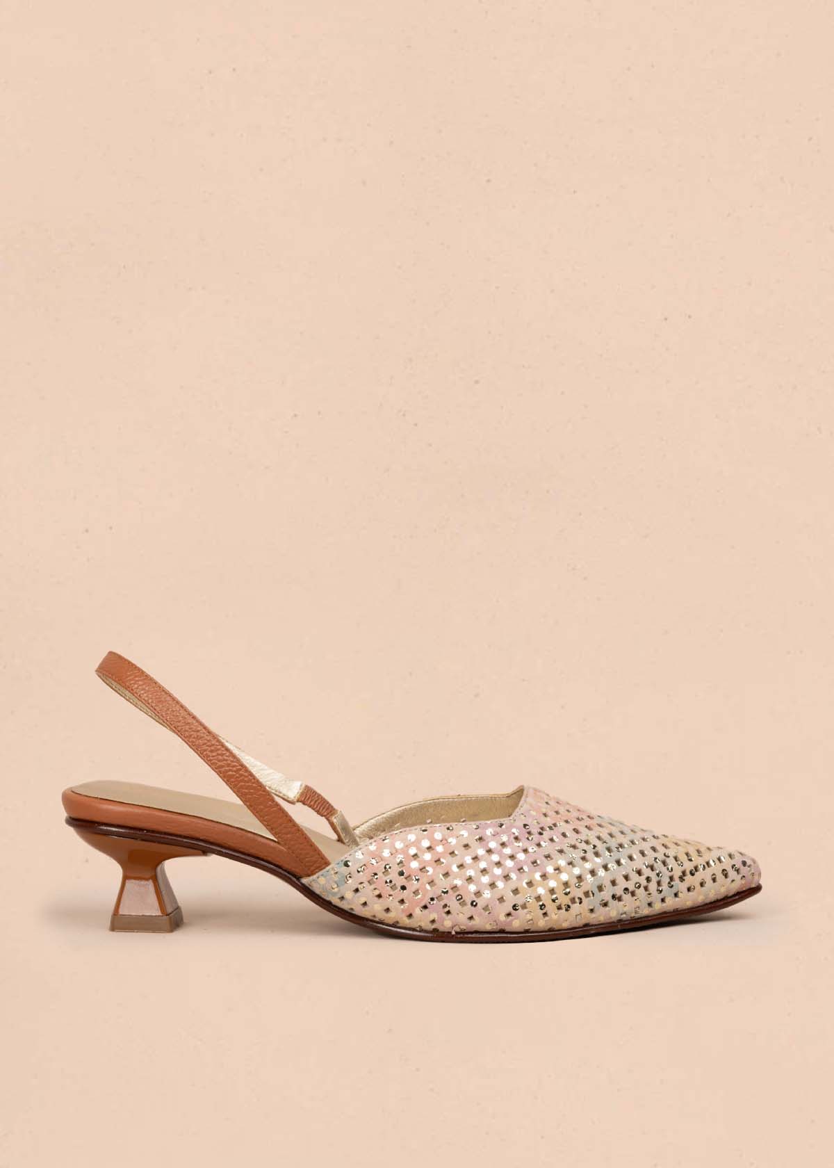 Tacones trabilla en cuero con folia color miel y tacón copa 105924