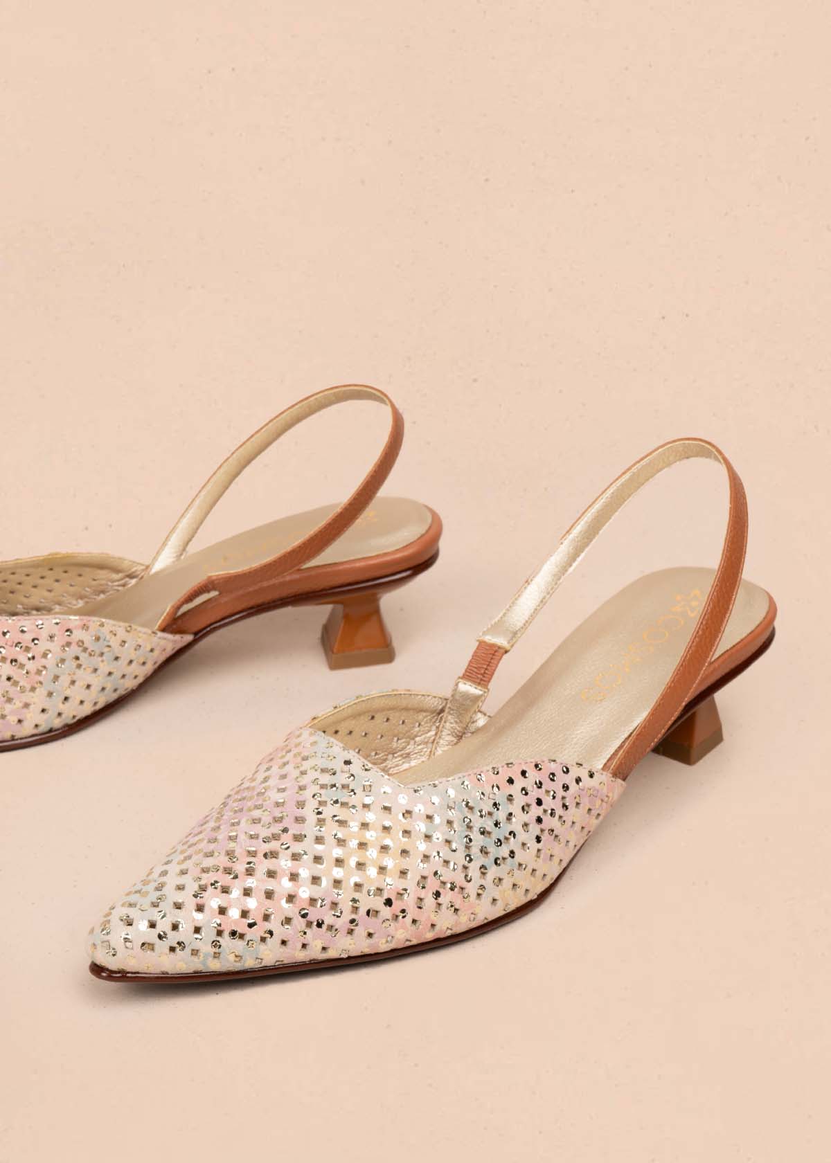 Tacones trabilla en cuero con folia color miel y tacón copa 105924
