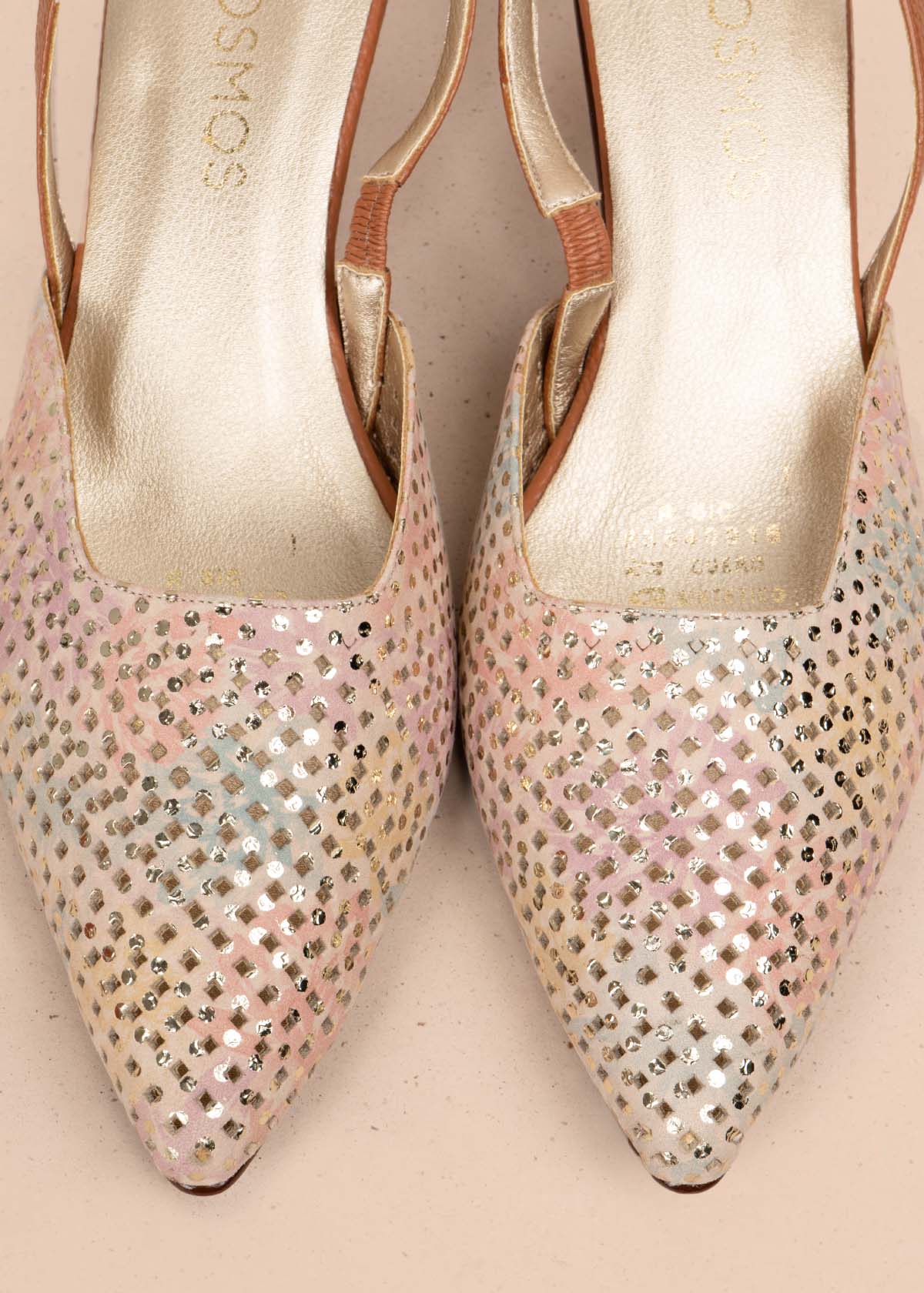 Tacones trabilla en cuero con folia color miel y tacón copa 105924