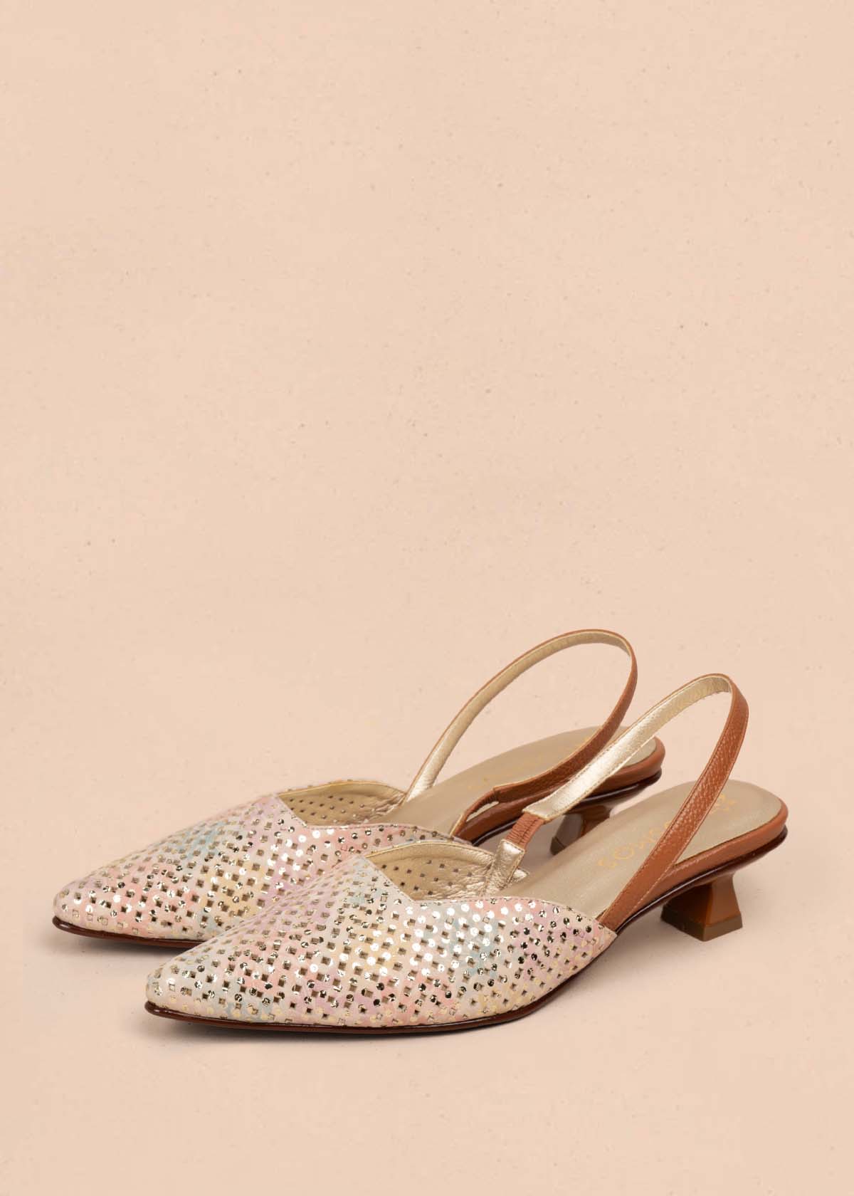 Tacones trabilla en cuero con folia color miel y tacón copa 105924