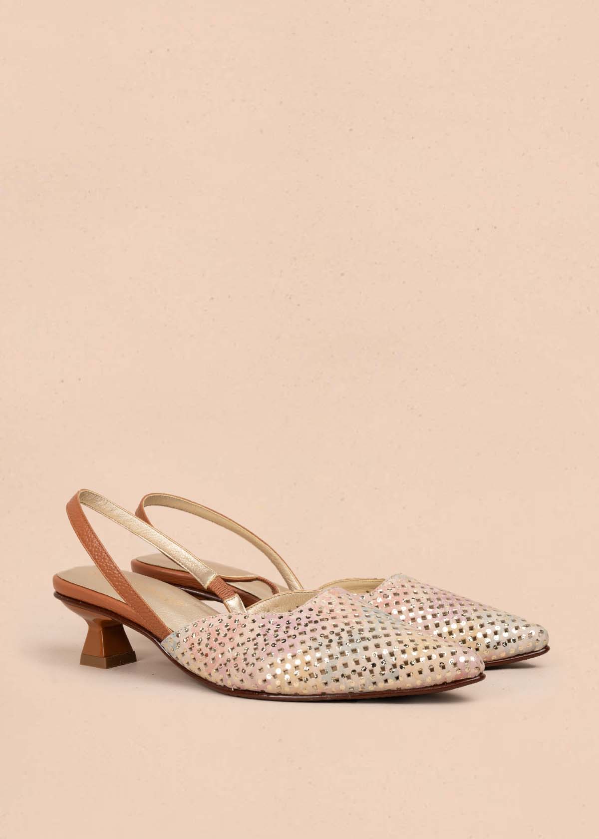 Tacones trabilla en cuero con folia color miel y tacón copa 105924