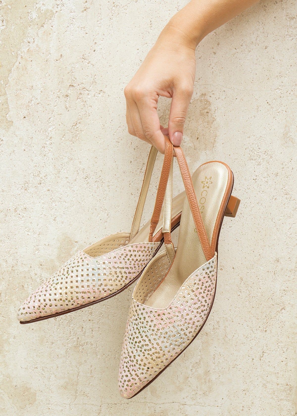 Tacones trabilla en cuero con folia color miel y tacón copa 105924