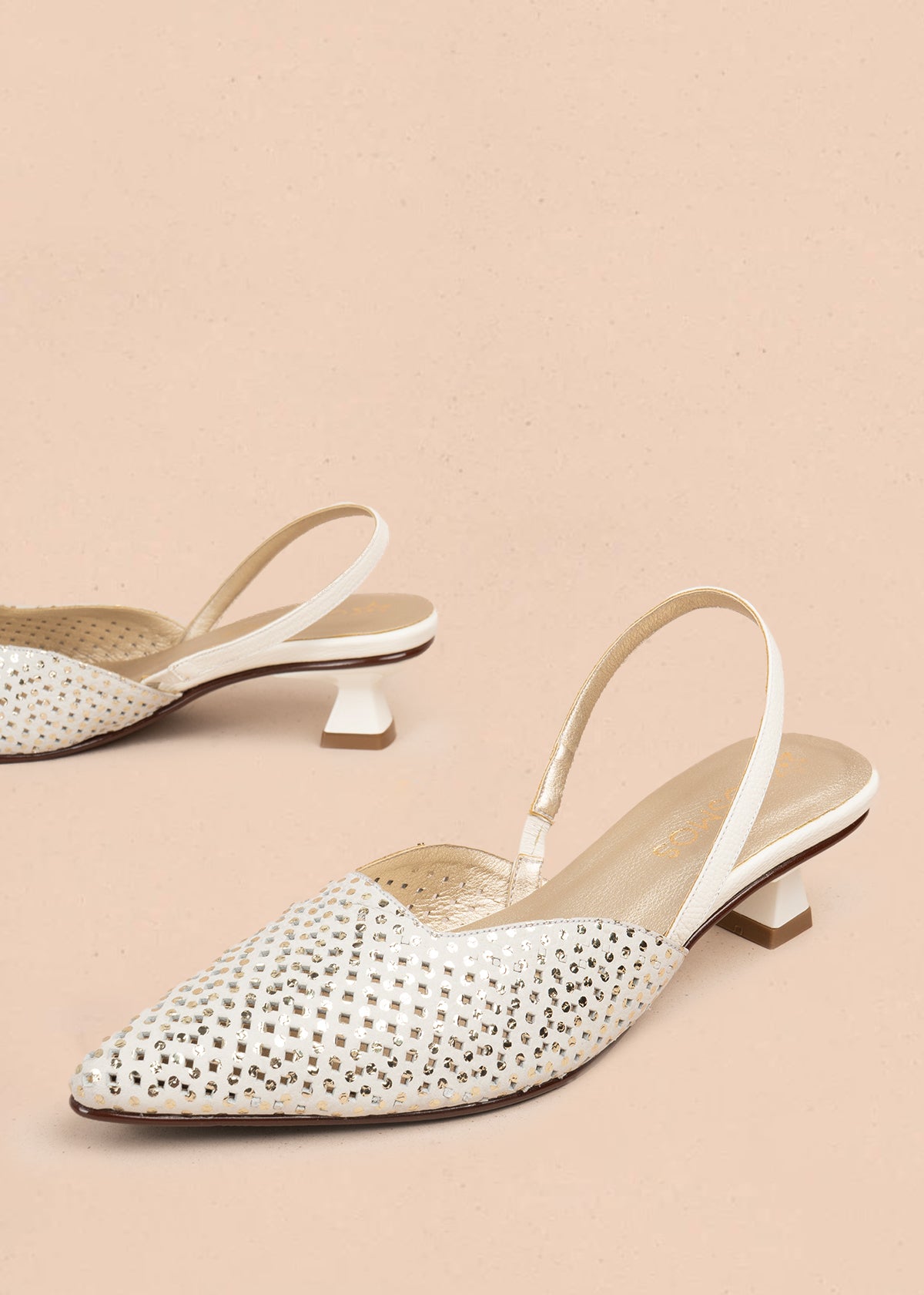 Tacones trabilla en cuero con folia color talco y tacón copa 105924