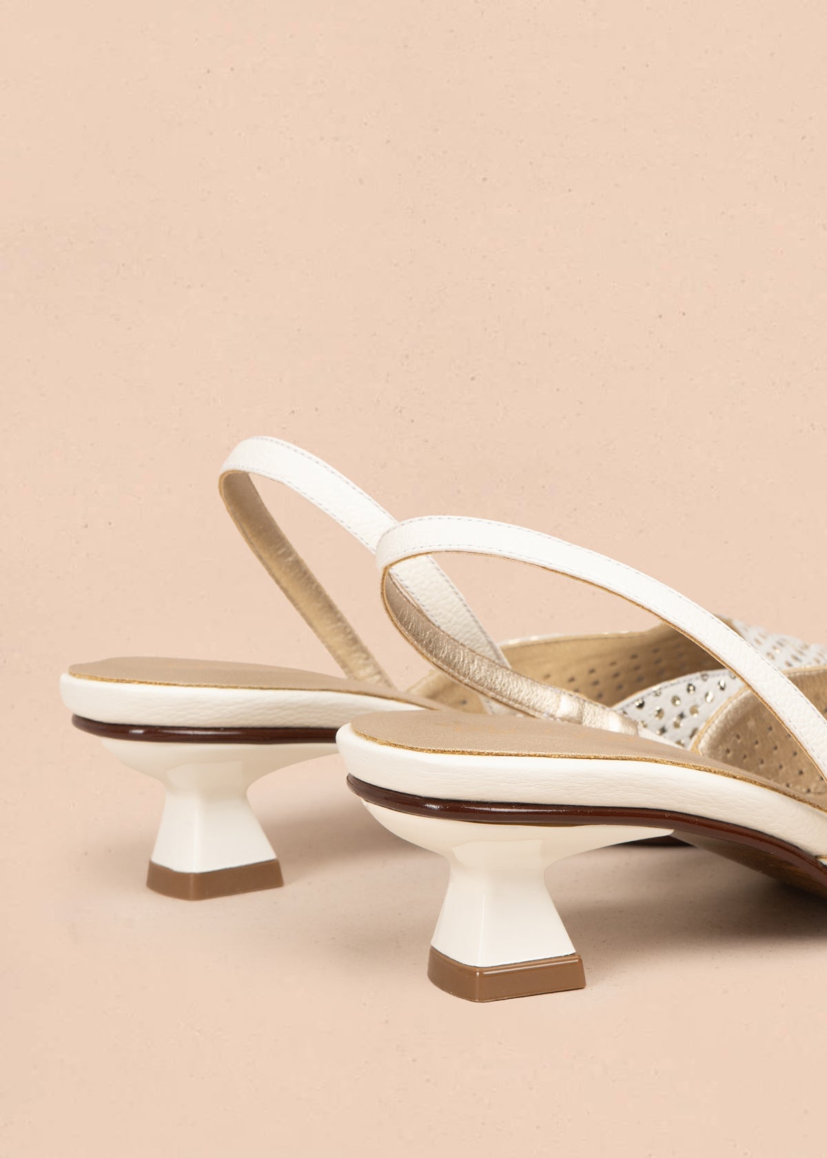 Tacones trabilla en cuero con folia color talco y tacón copa 105924