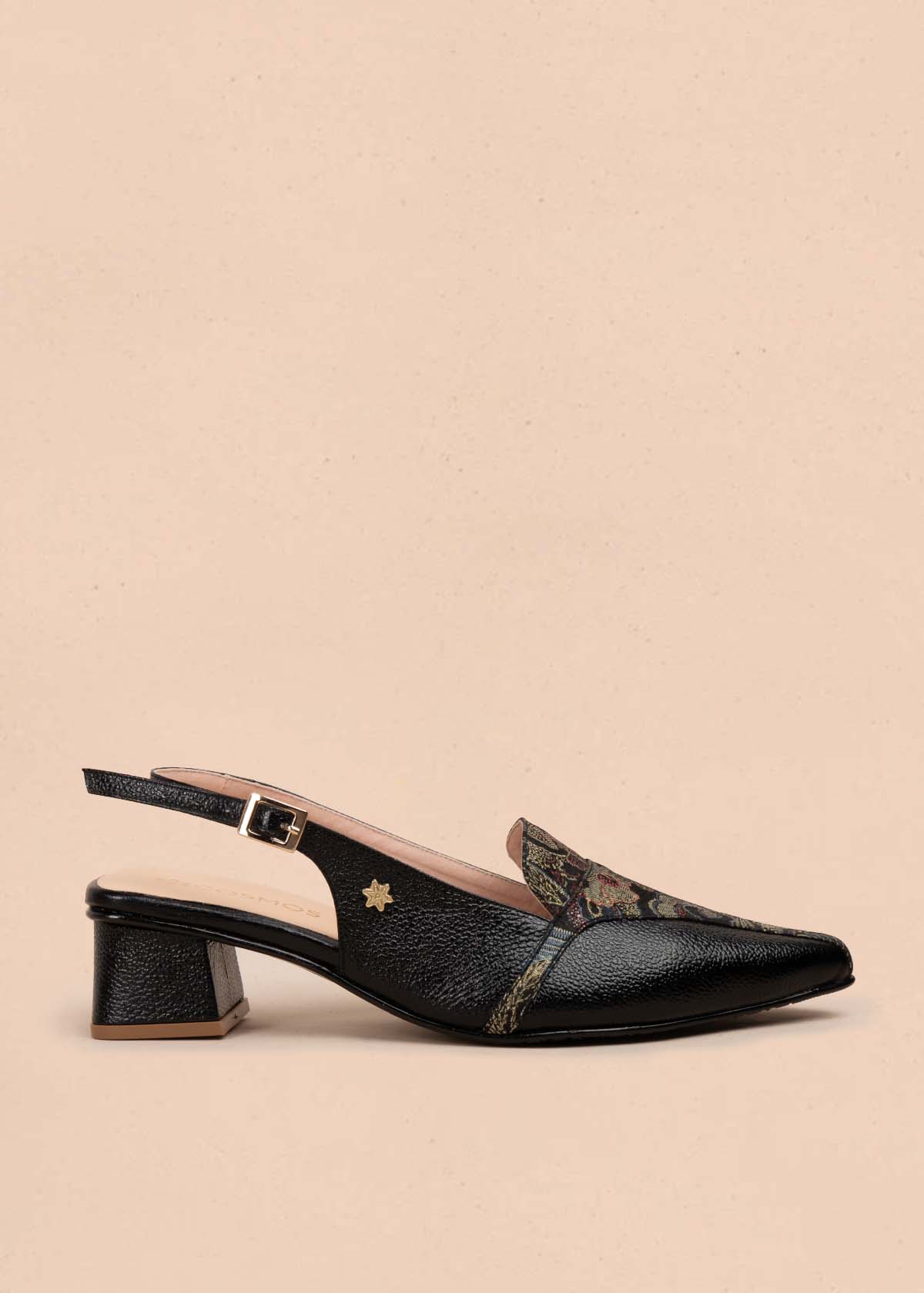 Trabilla en cuero color negro con brocado dorado en la parte superior 105925