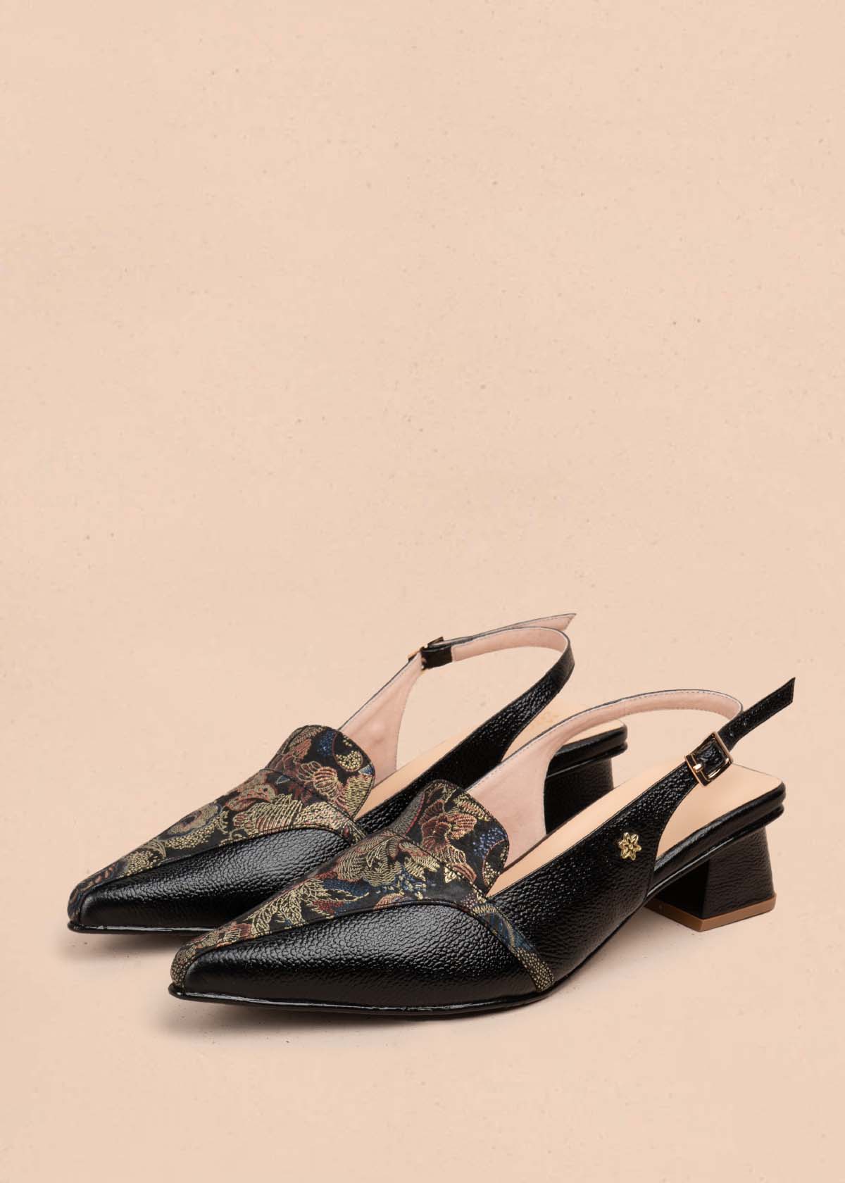 Trabilla en cuero color negro con brocado dorado en la parte superior 105925