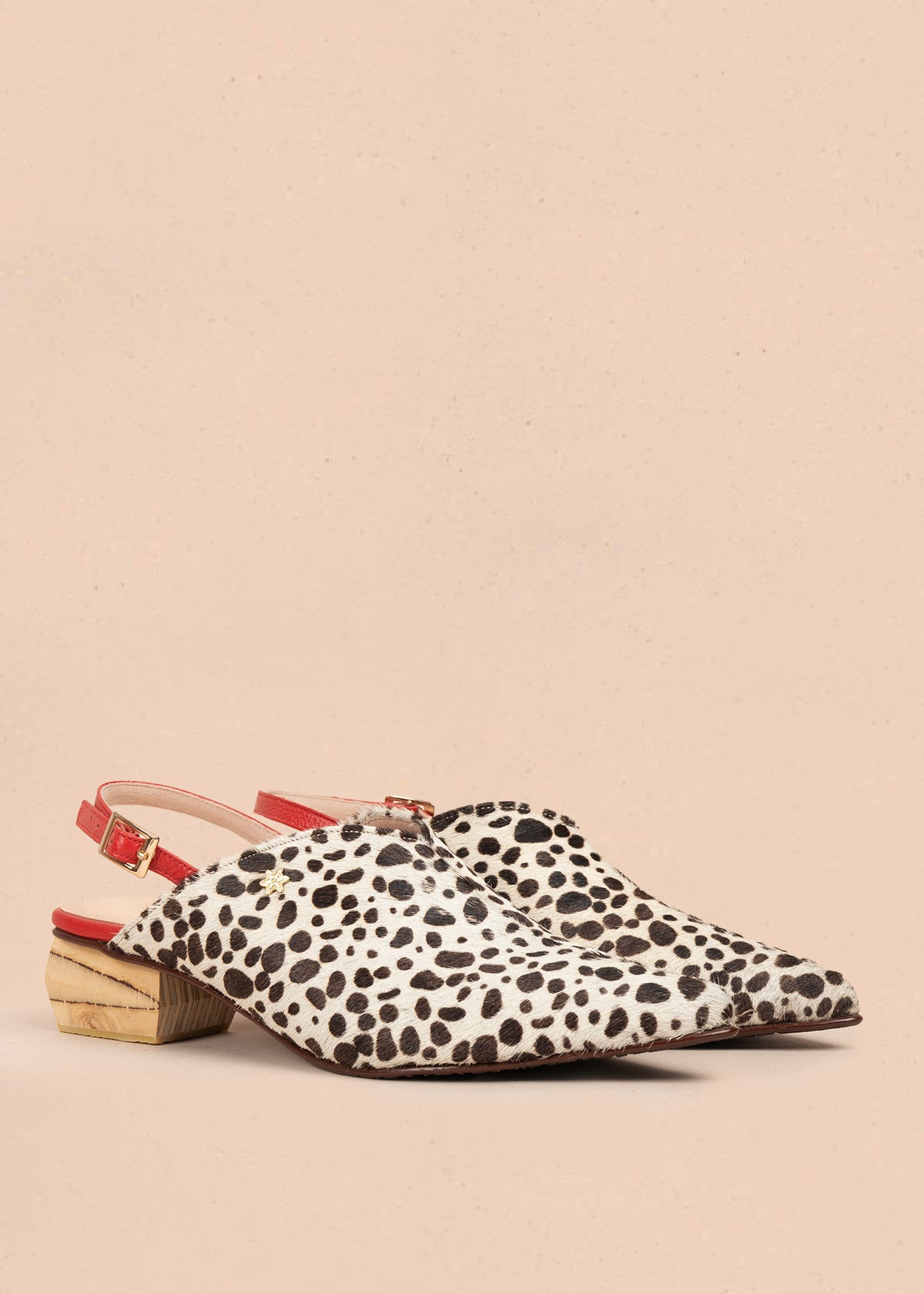 Trabilla en cuero color animal print con correa roja 105928