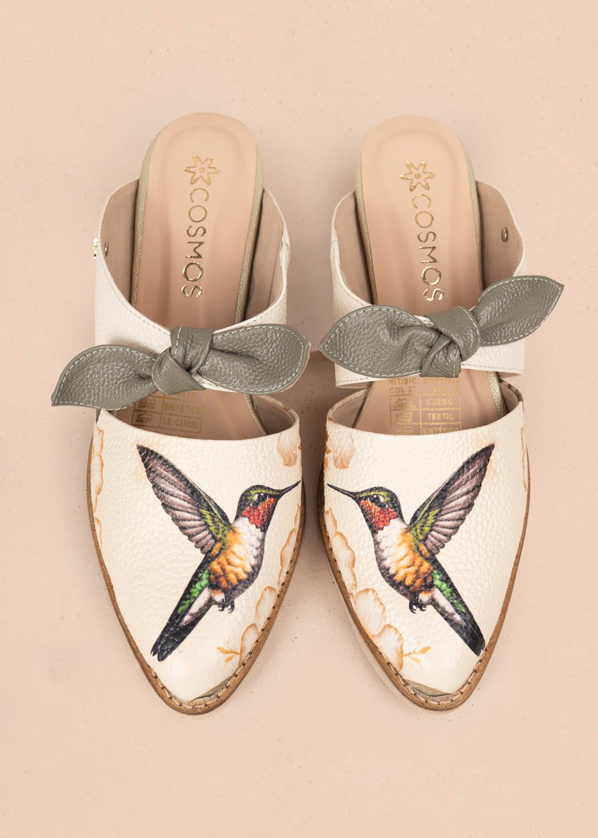 Zueco en cuero color talco con estampado de colibrí 105929