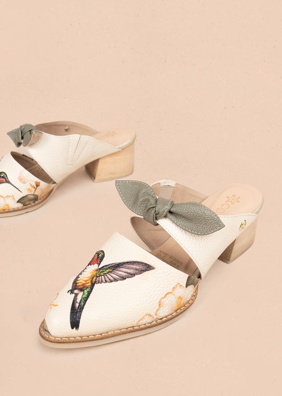 Zueco en cuero color talco con estampado de colibrí 105929