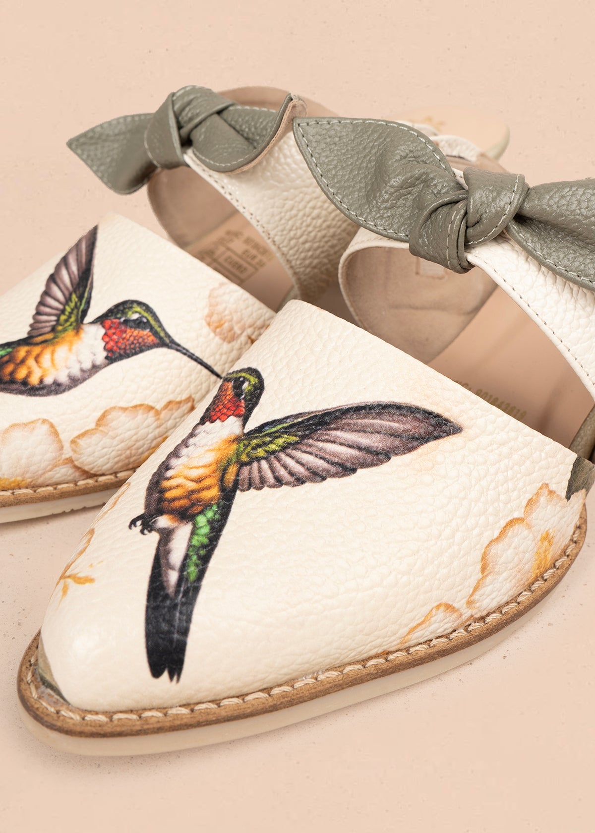 Zueco en cuero color talco con estampado de colibrí 105929