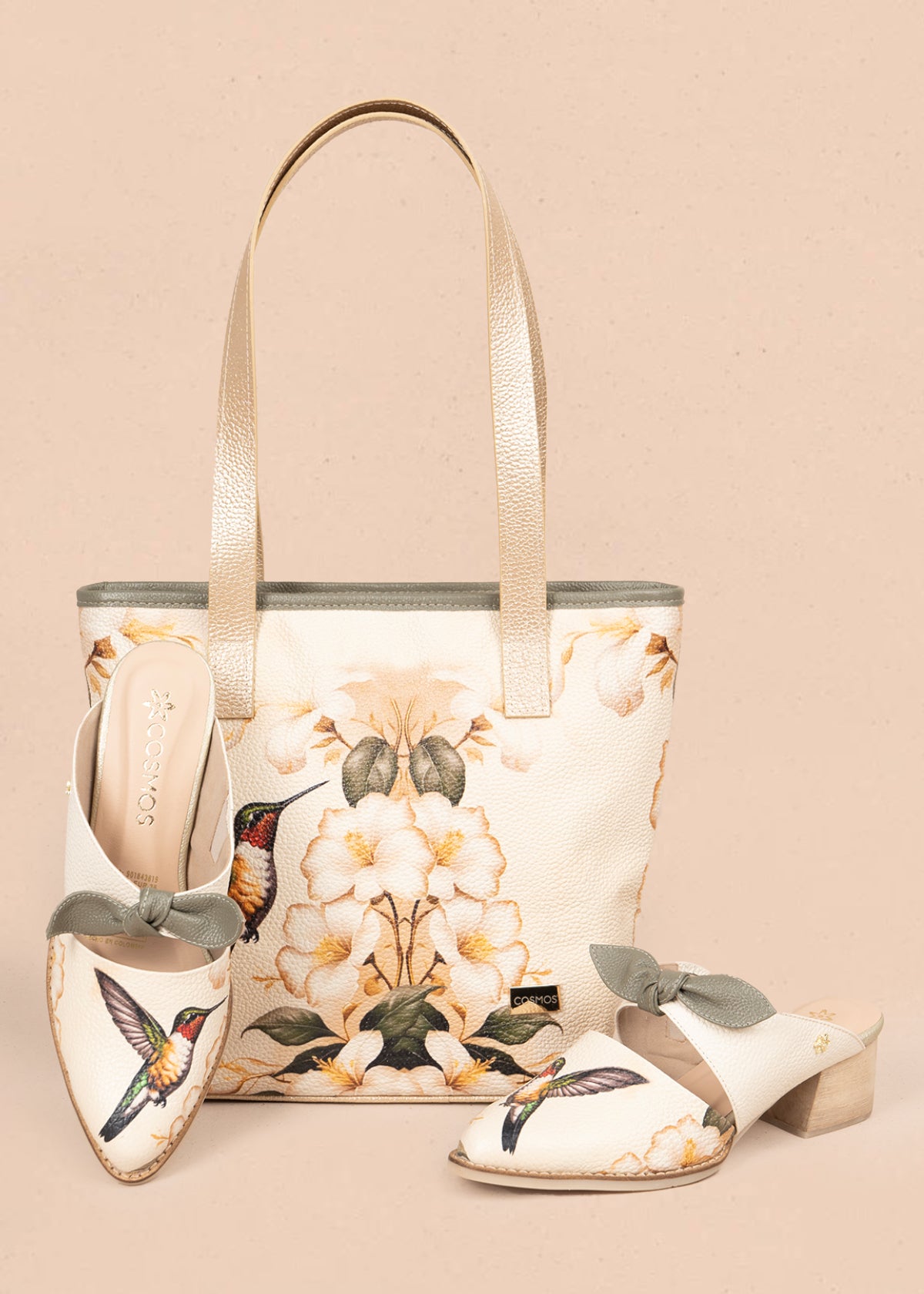 Zueco en cuero color talco con estampado de colibrí 105929
