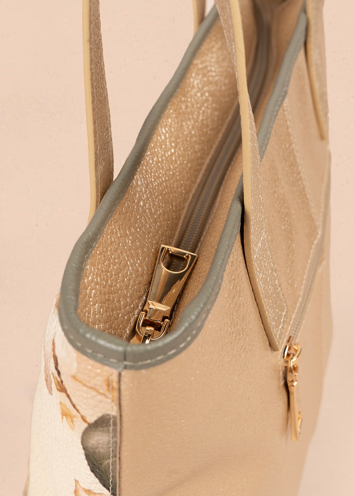 Bolso en cuero color talco con estampado de colibrí y flores 105930
