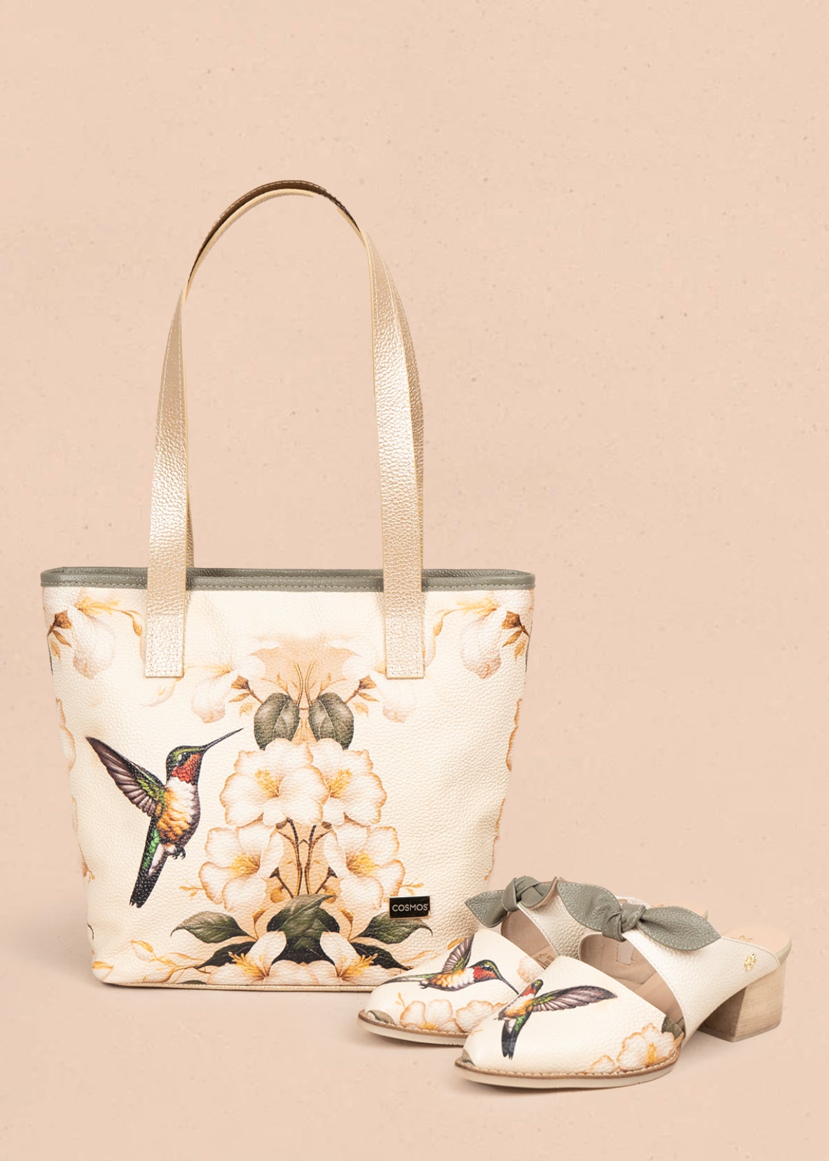 Bolso en cuero color talco con estampado de colibrí y flores 105930