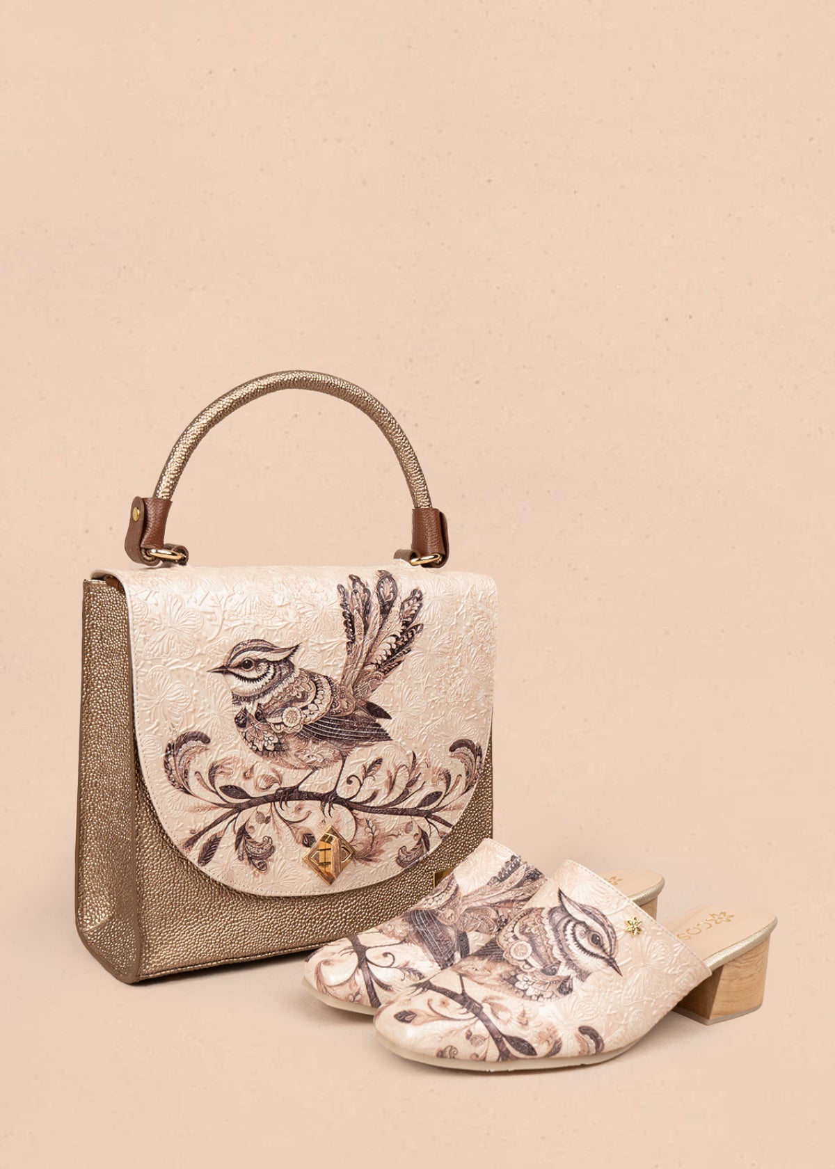 Zueco en cuero color beige con diseño de ave sobre fondo floral 105931