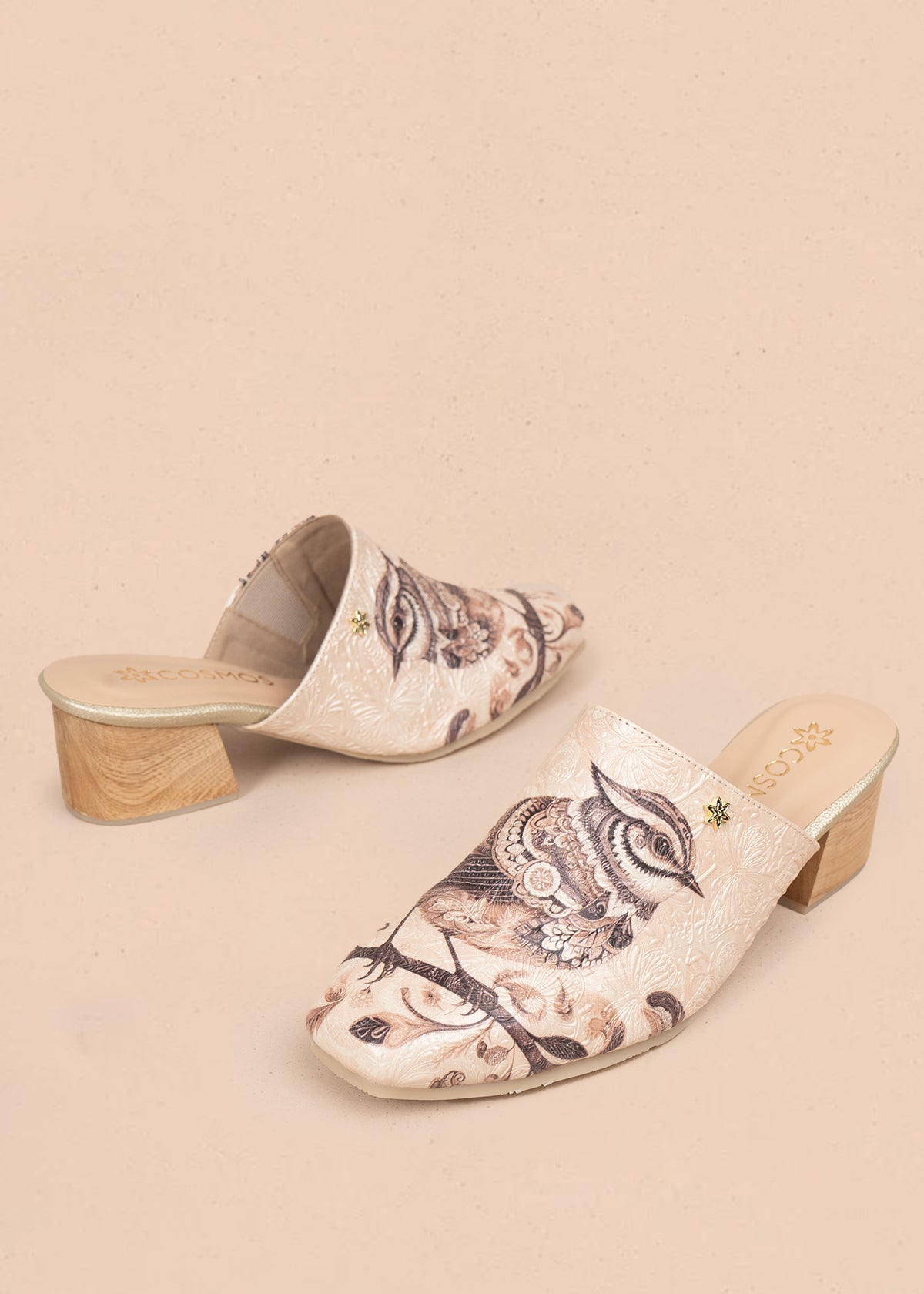 Zueco en cuero color beige con diseño de ave sobre fondo floral 105931