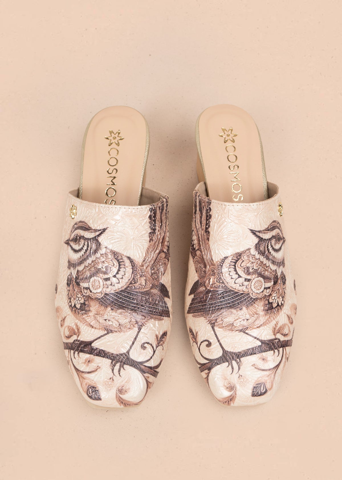 Zueco en cuero color beige con diseño de ave sobre fondo floral 105931