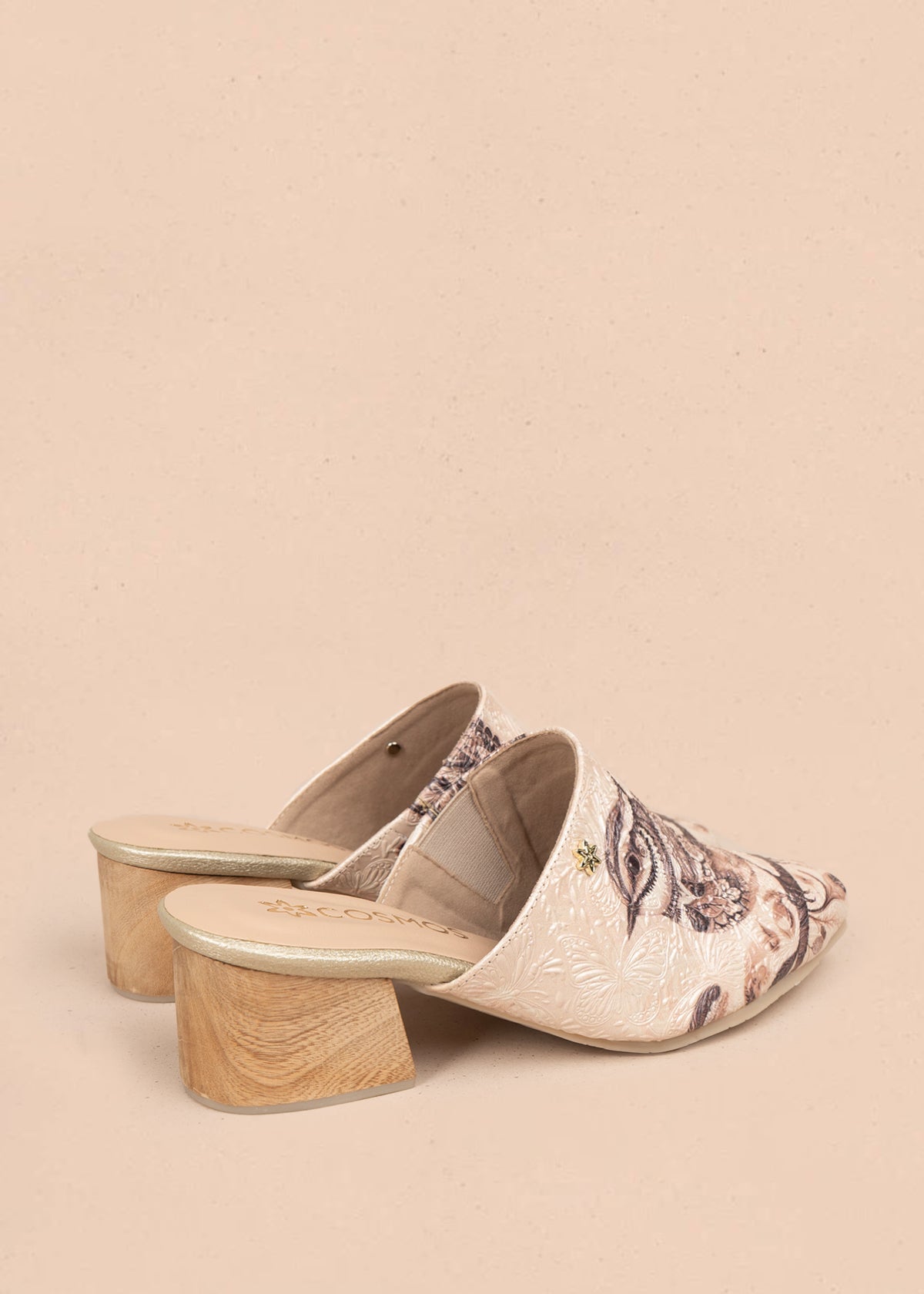 Zueco en cuero color beige con diseño de ave sobre fondo floral 105931